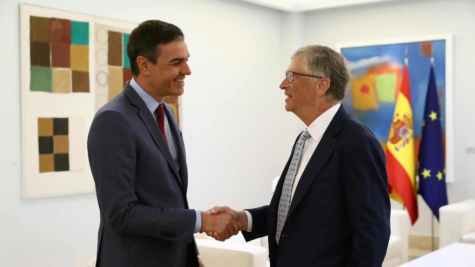 El presidente del Gobierno, Pedro Sánchez, saluda este viernes en el complejo de La Moncloa al copresidente de la Fundación Bill & Melinda Gates, Bill Gates
