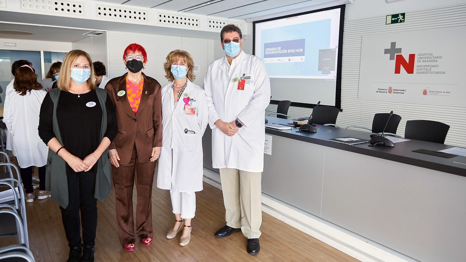 De izda. a dcha.: Ana Mateo, jefa de área de Enfermería de Desarrollo en Cuidados e Innovación y responsable del programa CCEC/BPSO en el HUN; Santos Induráin, consejera de Salud; Marta Ancín, directora de Cuidados Sanitarios del HUN; Alfredo Martínez, director gerente del HUN