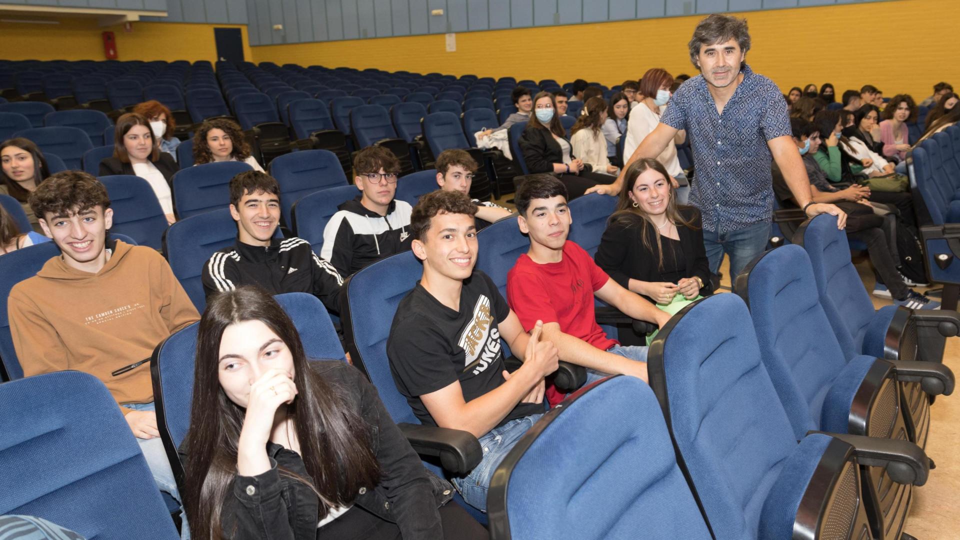 Pedro Simón, de pie, ante alumnos asistentes al acto.
