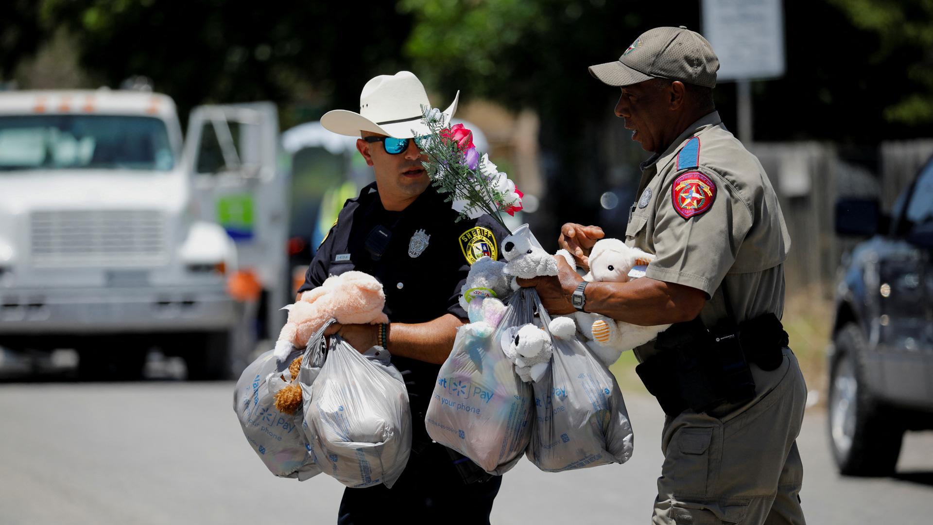 Policías en la localidad de Uvalde