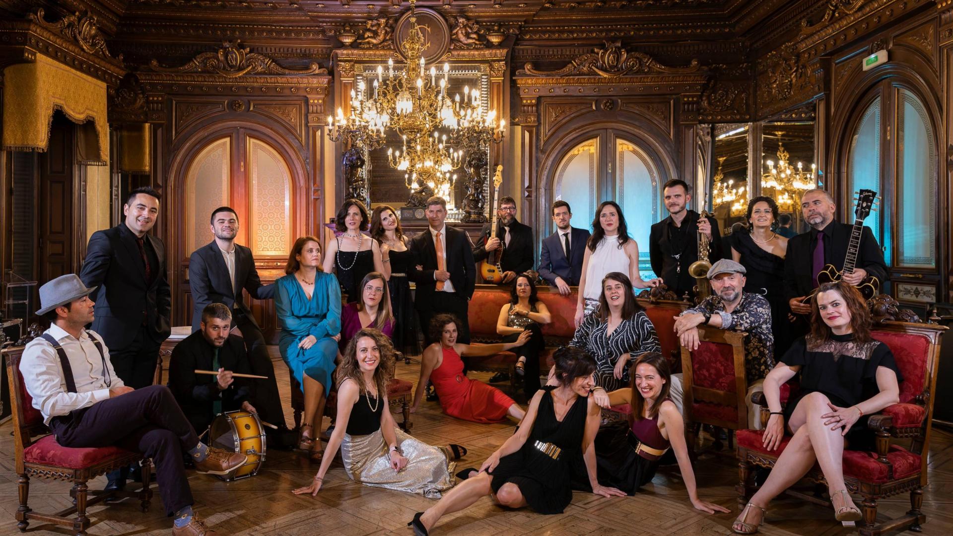 Cantantes y músicos de la formación Jazzy Leap, retratados en el Nuevo Casino de Pamplona