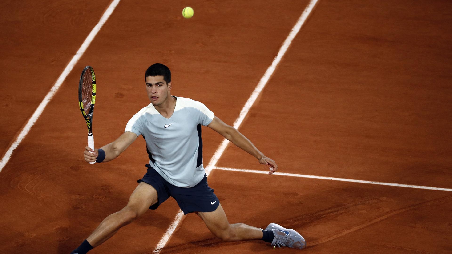 Carlos Alcaraz durante el duelo contra Korda en Roland Garros