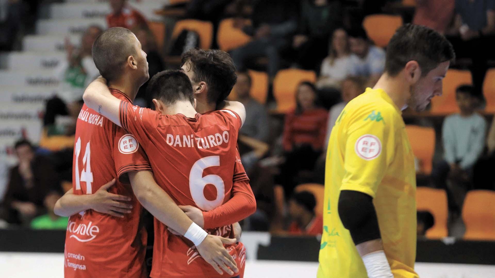 Raúl Rocha, Dani Zurdo y Cerviño se abrazan tras marcar el primer gol del partido, este viernes en el pabellón Anaitasuna