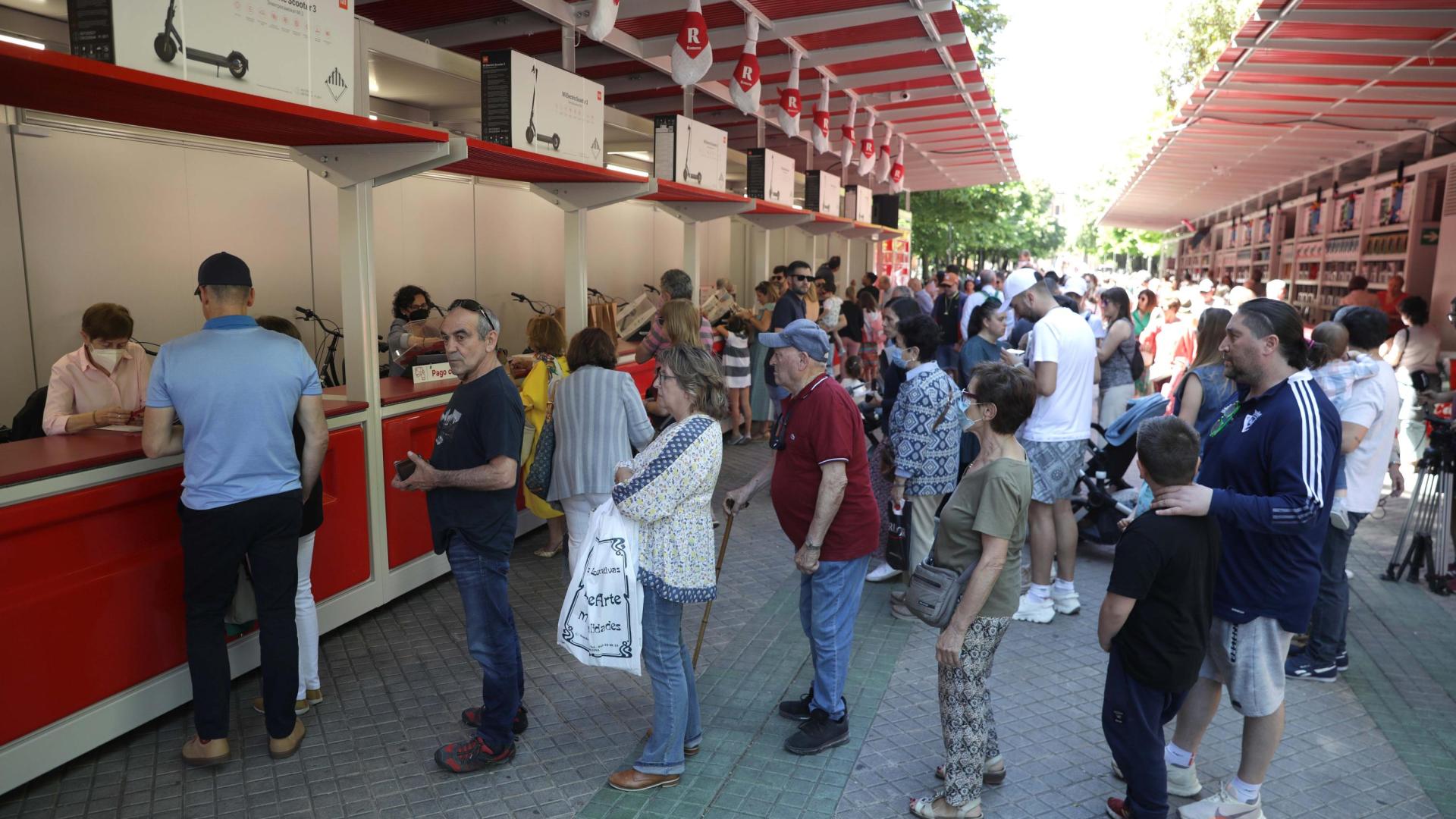 Mucho público en las primeras horas, ayer, de la Tómbola de Cáritas.