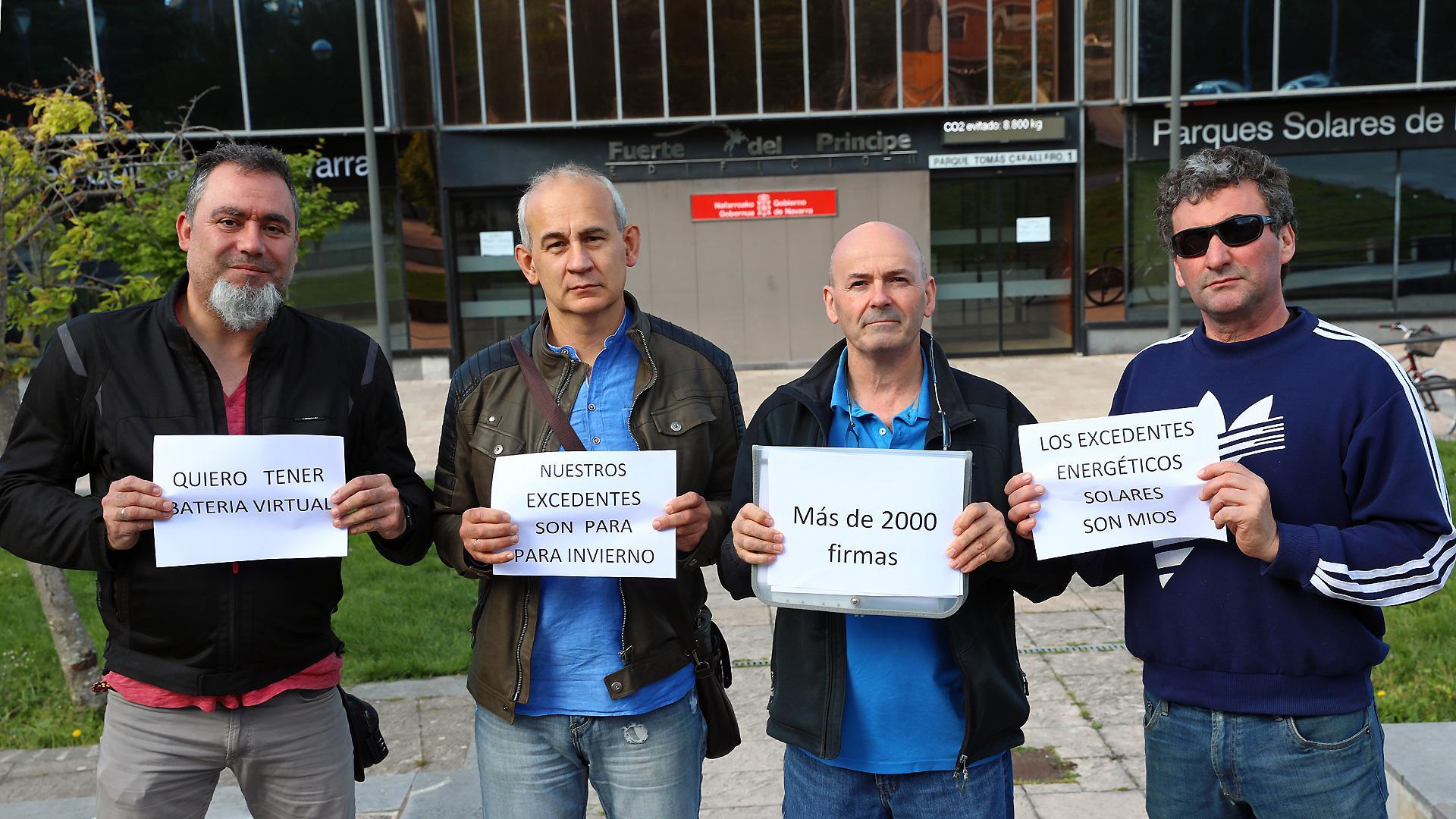 Impulsores de la campaña entregaron las firmas en la dirección general de Industria