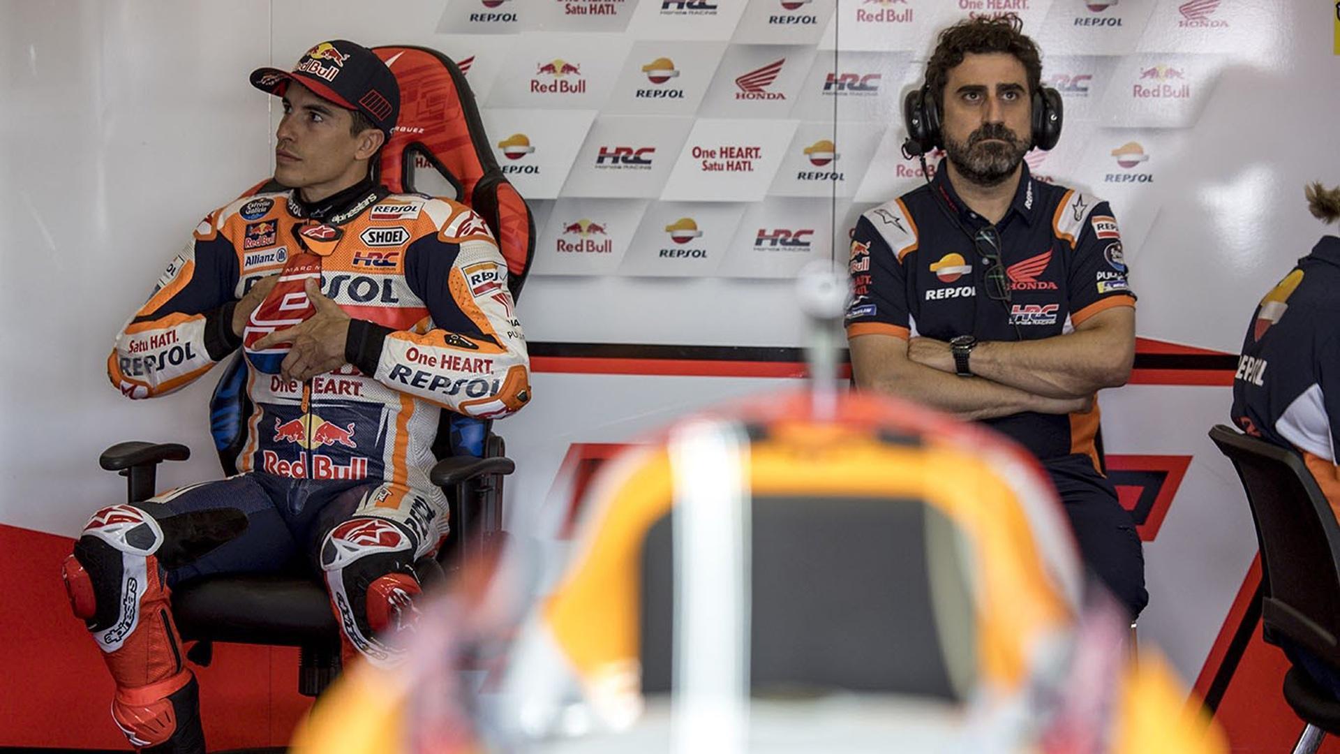 Marc Márquez, en el box del equipo Repsol Honda Team