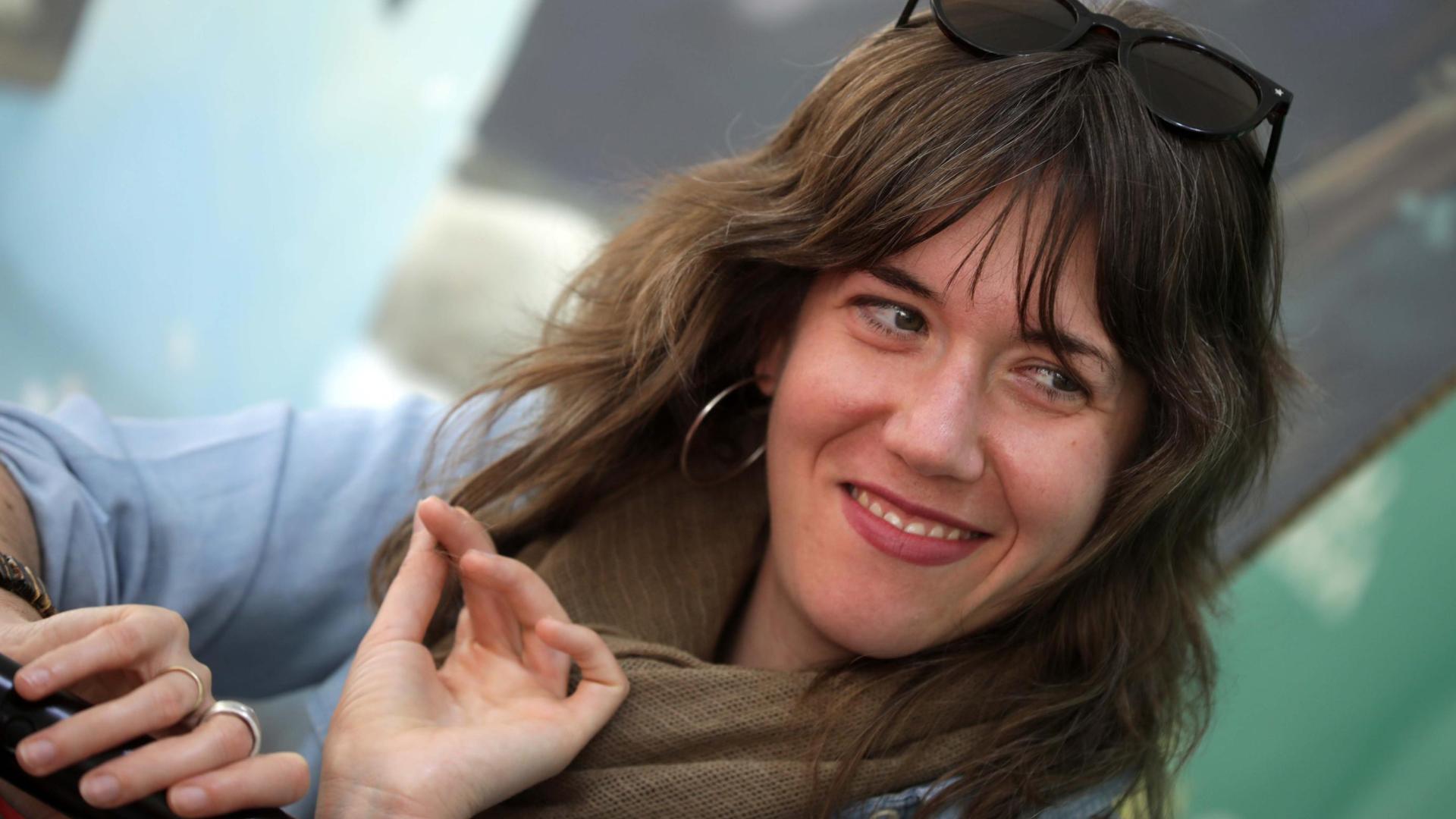 Violeta Serrano, ayer, en la Feria del Libro de Navarra que tiene lugar en la Plaza del Castillo.