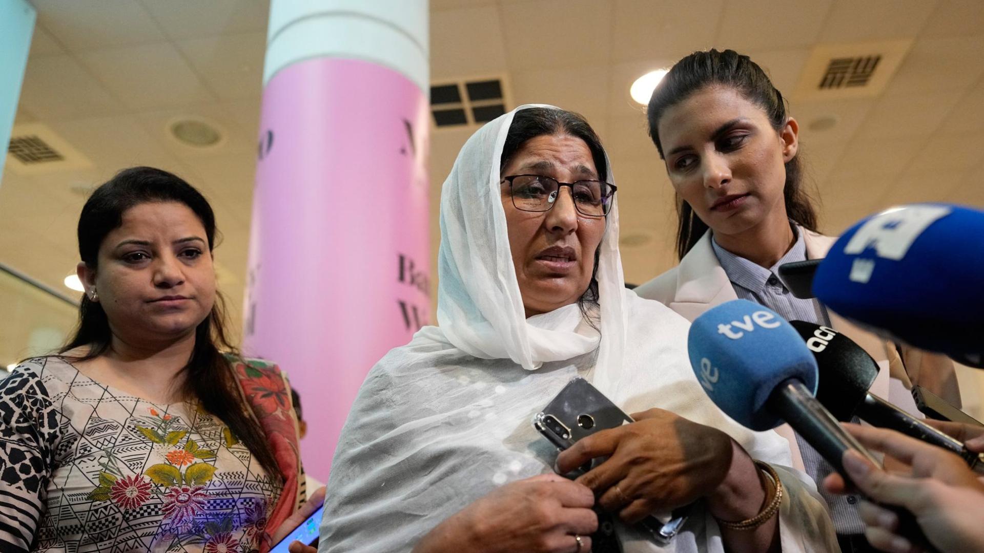 La madre de las jóvenes de terrassa asesinadas en Pakistan atiende a los medios de comunicación a su llegada al aeropuerto de El Prat en Barcelona.