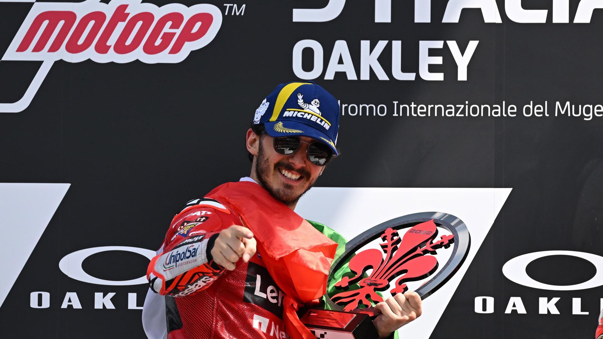 Bagnaia celebra su victoria en la carrera de MotoGP del Gran Premio de Italia