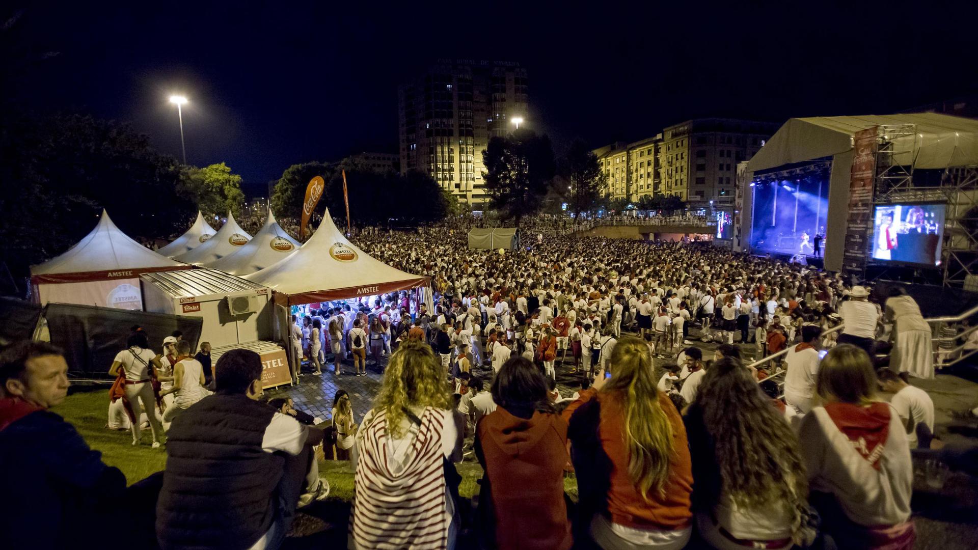 Concierto de Iseo&Dodosound y, como telonera, de Nathy Peluso, en la Plaza de los Fueros durante los Sanfermines de 2018