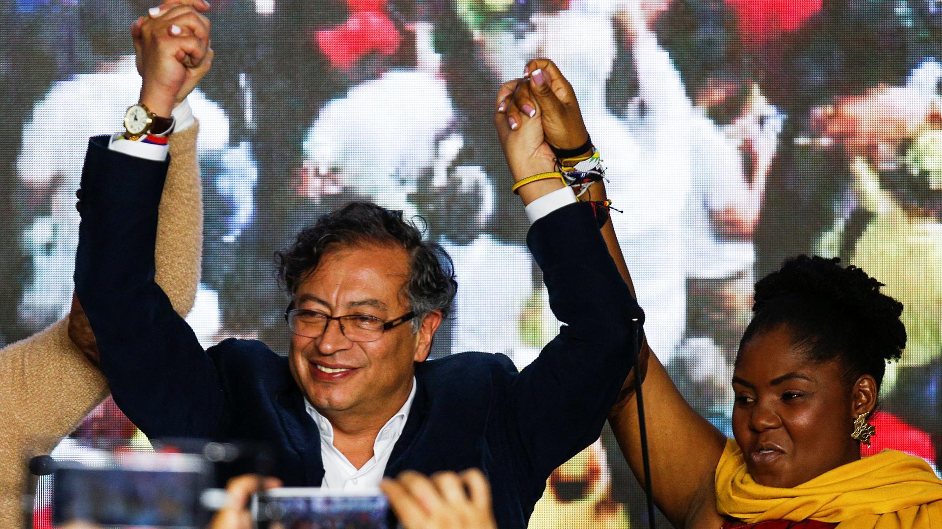 Gustavo Petro celebra con la candidata a la vicepresidencia, Francia Marquez, su triunfo en las elecciones colombianas