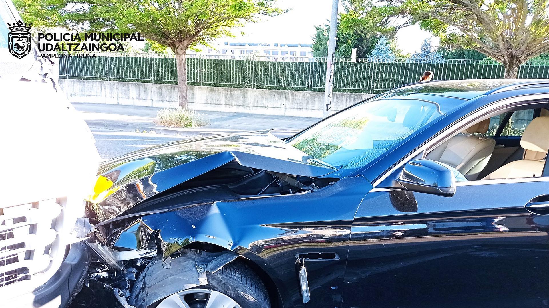 Así quedó el automóvil que colisionó contra varios vehículos en la Txantrea