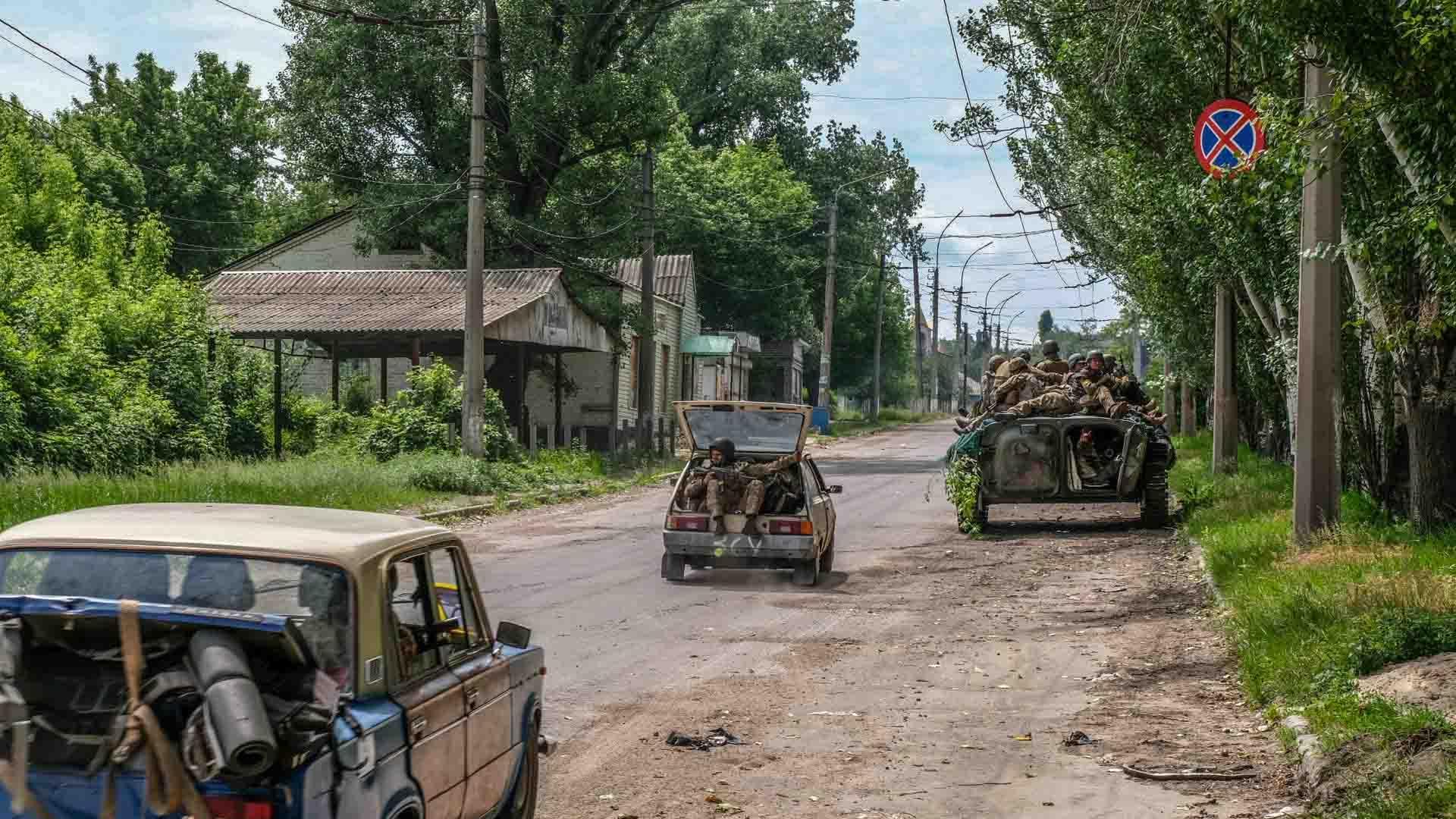 Soldados moviéndose en vehículos cerca de Severodonetsk