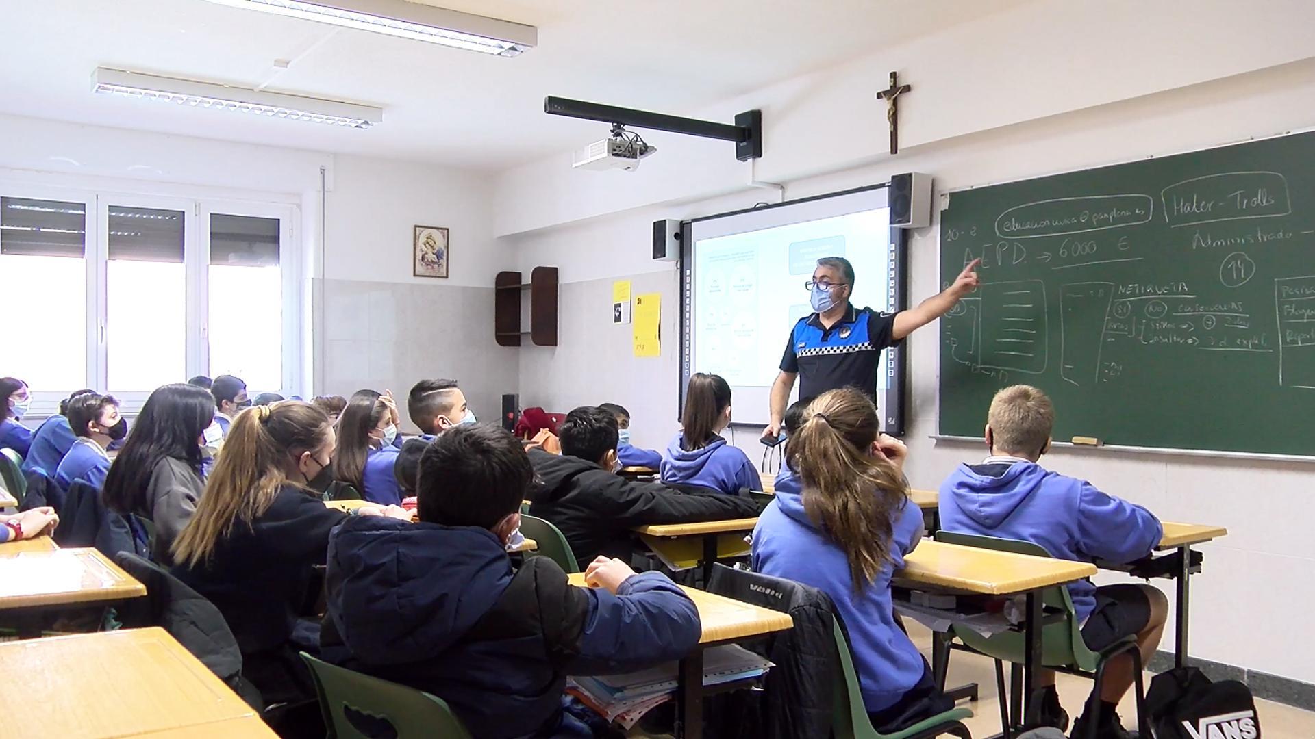 Un agente de la Policía Municipal durante las charlas en colegios navarros de cómo utilizar los videojuegos de manera correcta