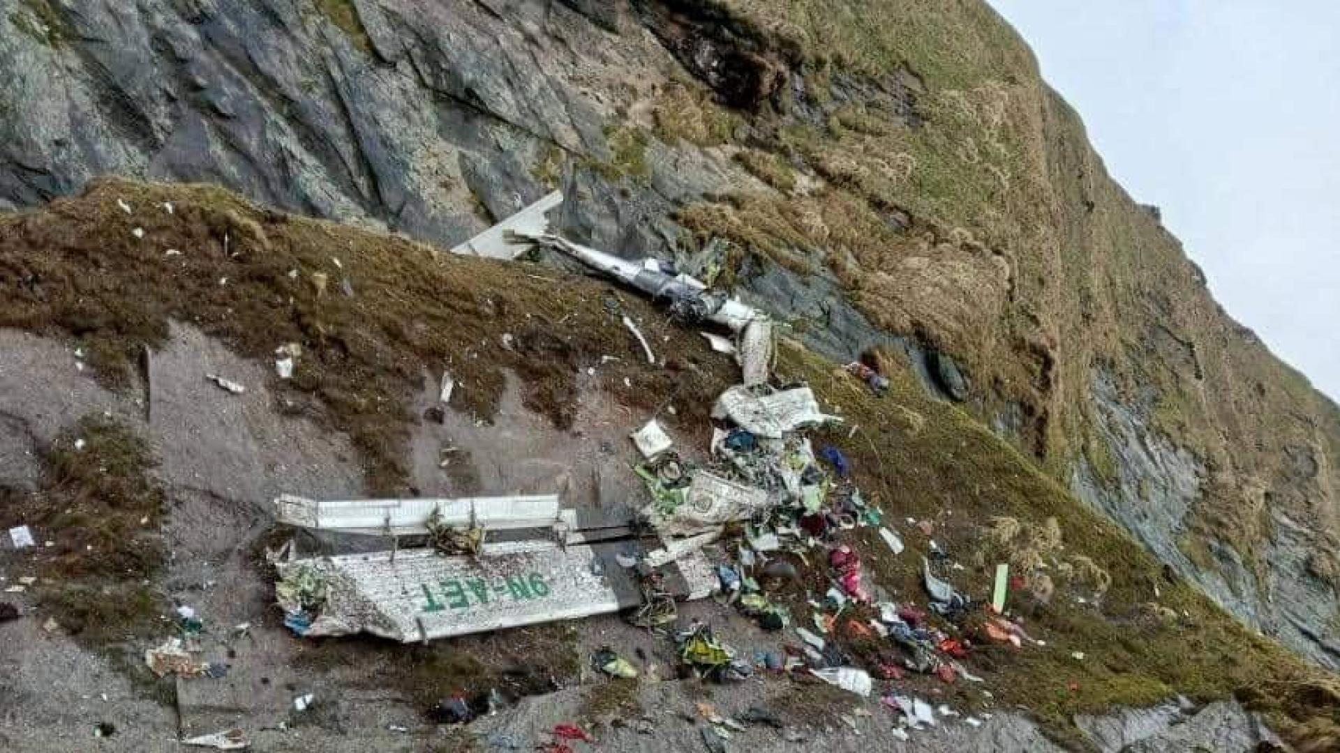 El avión se estrelló contra la falda de una montaña