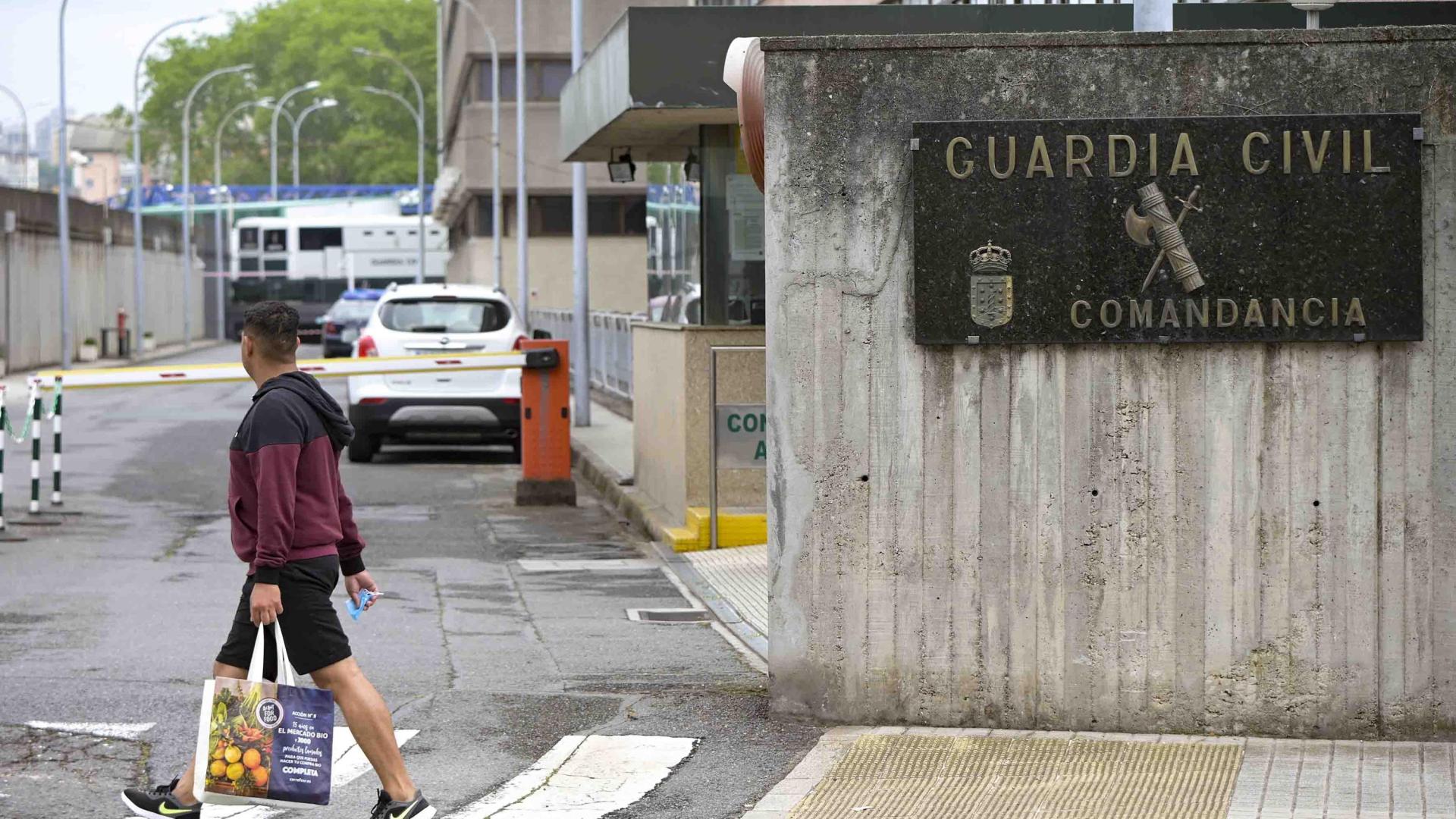 Una persona pasa por delante de las instalaciones de la comandancia de la Guardia Civil donde se encuentra detenido un hombre por una presunta agresión a su mujer, a 30 de mayo de 2022, en A Coruña