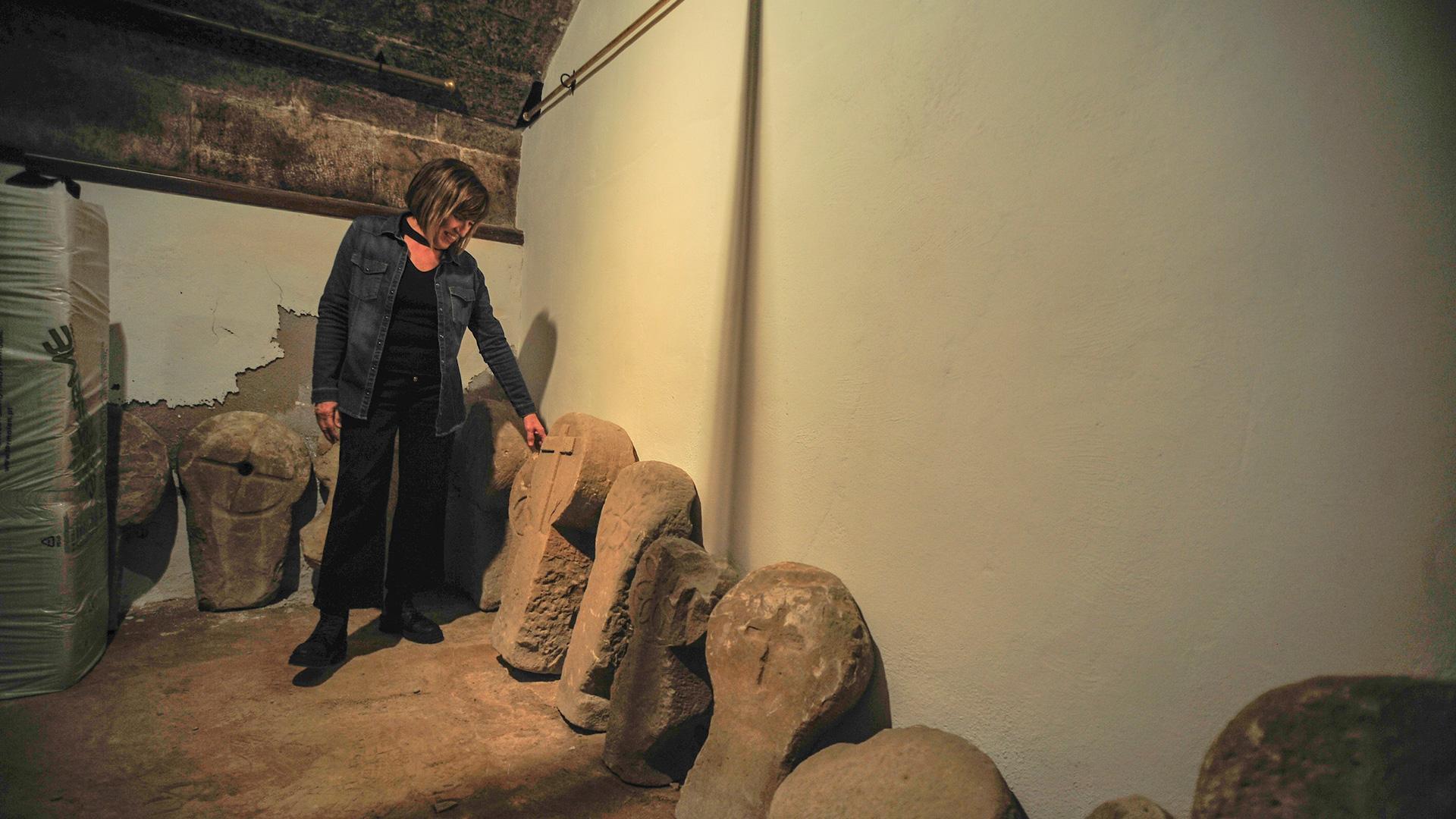 Soco Ojer, concejala de Turismo, junto a las estelas almacenadas parte de las cuales se mostrarán