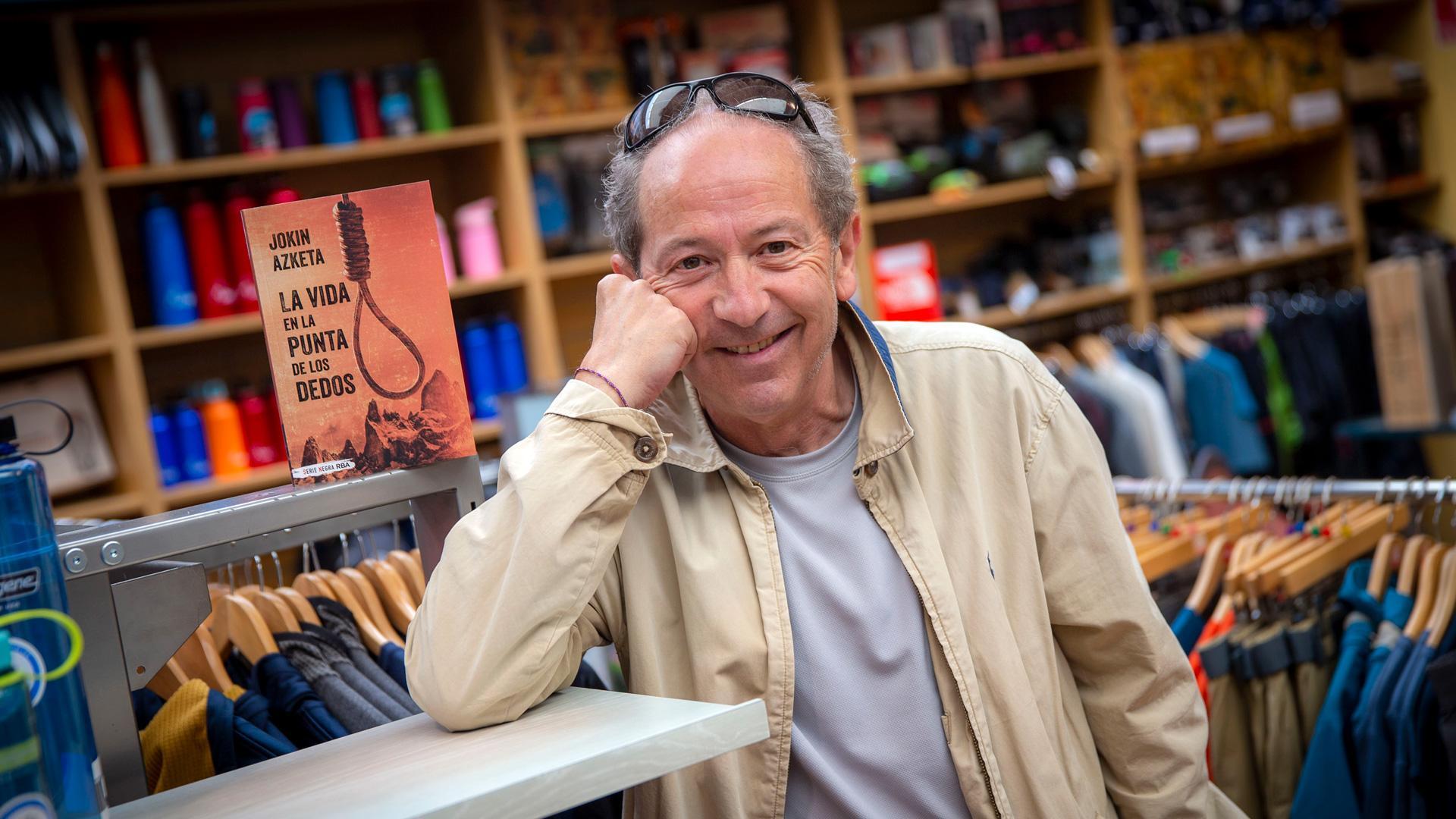Jokin Azketa es un viajero y escritor empedernido. Con La vida en la punta de los dedos suma cuatro novelas desde su estreno en el panorama literario en 2011