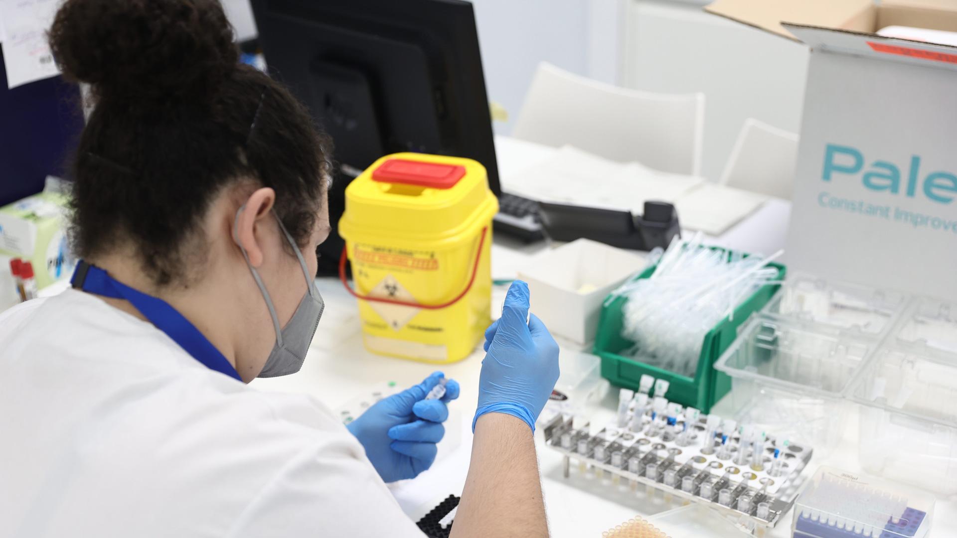Una técnico del laboratorio de Microbiología del Gregorio Marañón, donde han comenzado a realizar pruebas para la viruela del mono