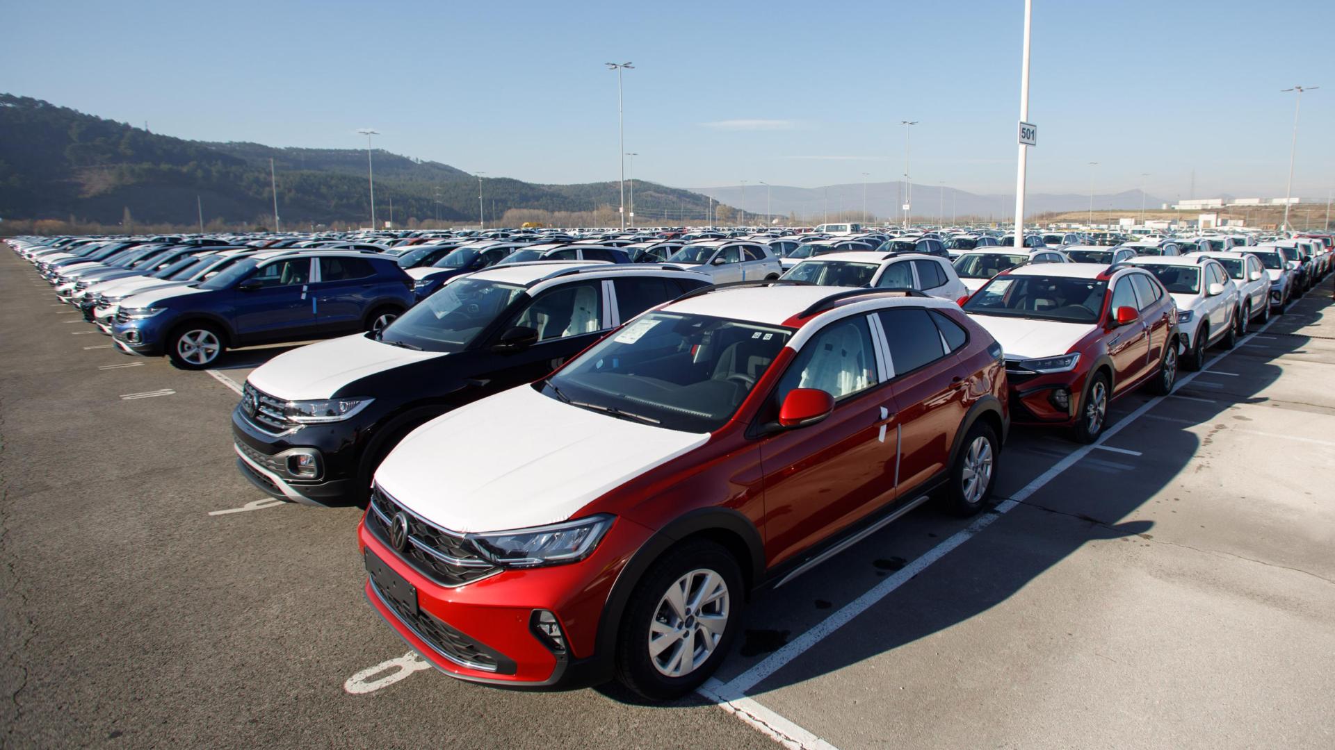 La fábrica se está viendo obligada a almacenar coches incompletos que esperan recuperarse en los próximos días.