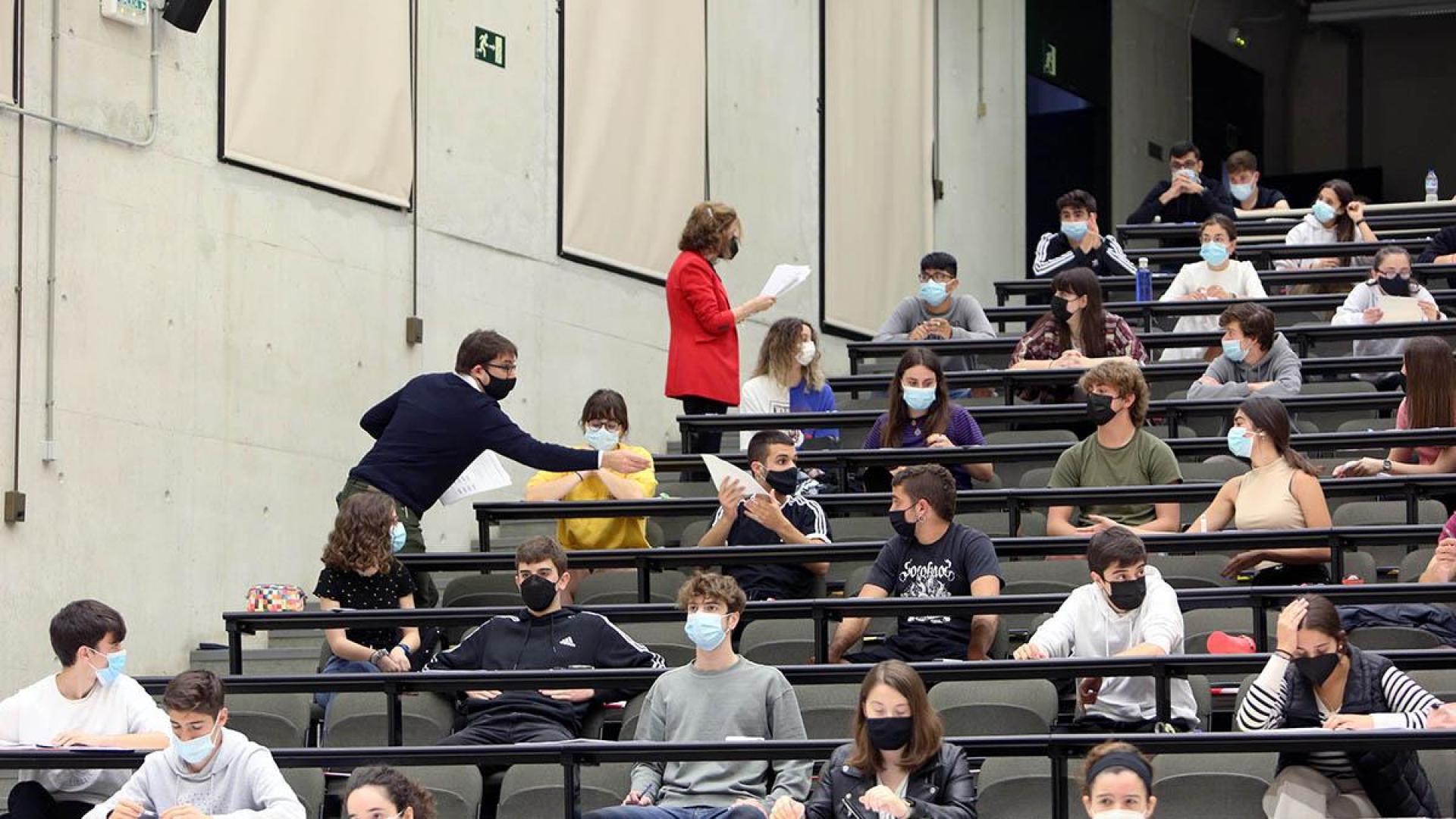 Estudiantes, durante las pruebas de la EVAU celebradas en 2021