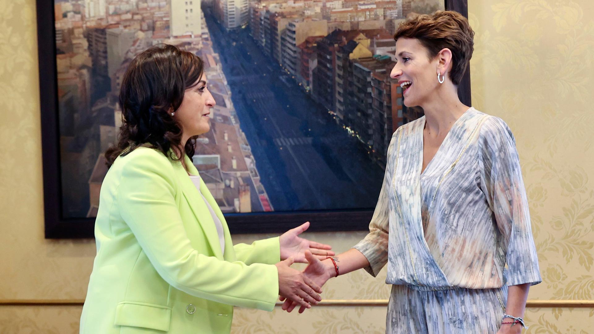 La presidenta de La Rioja, Concha Andreu (i) durante su reunión con su homóloga navarra, María Chivite, celebrada este martes en Logroño