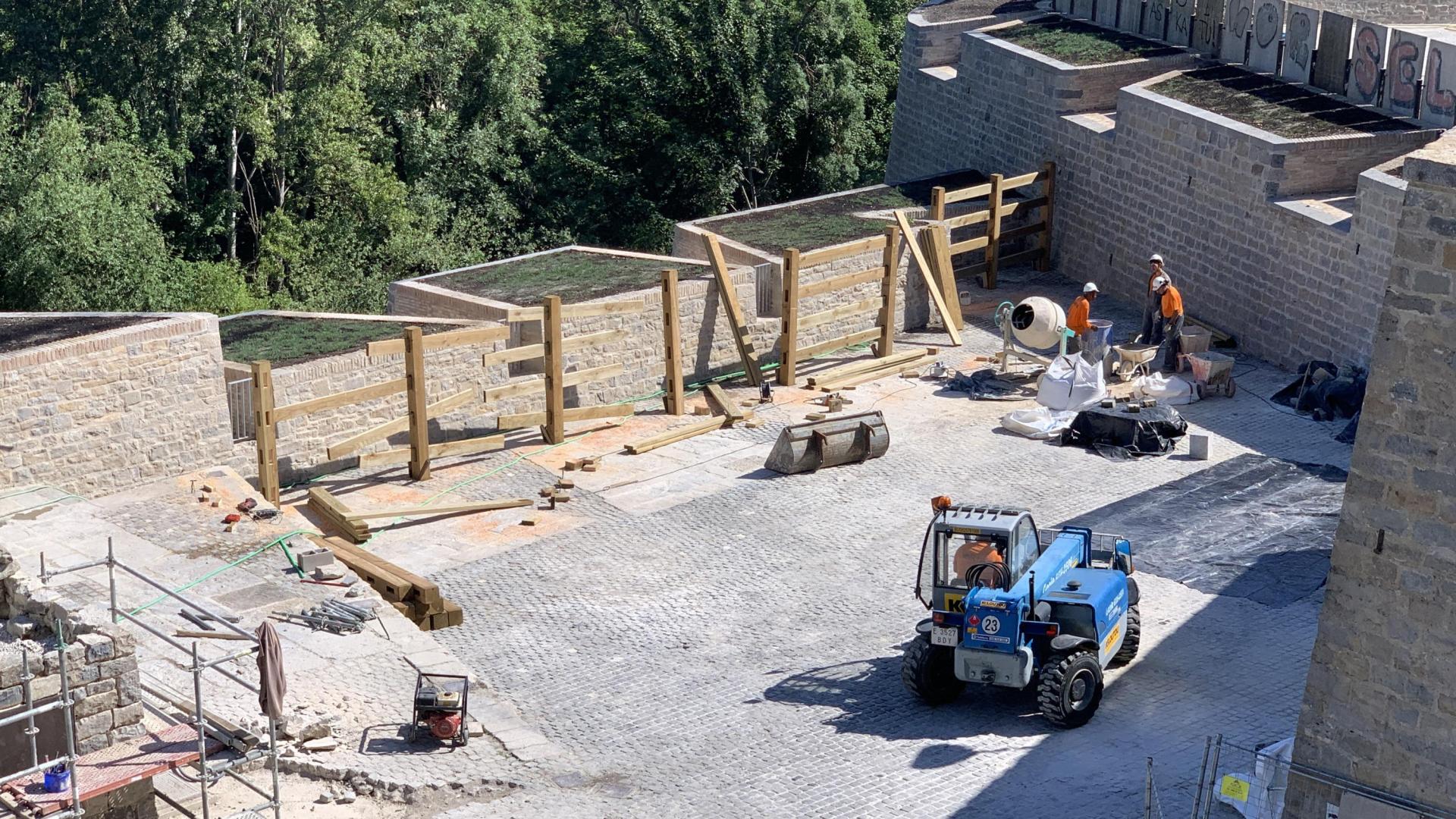 Los nuevos postes y tablones que se están colocando en el Baluarte de Parma