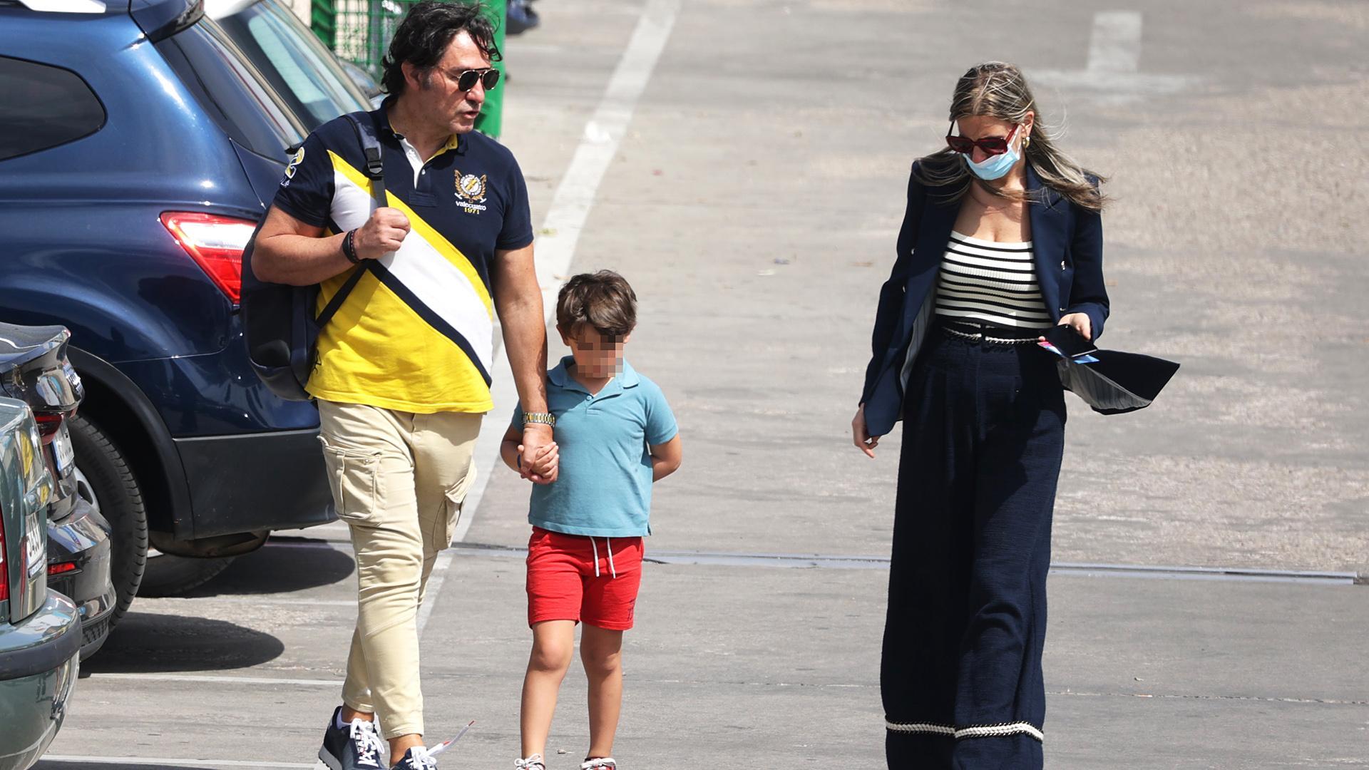 Luis Lorenzo y Arancha Palomino caminan por una calle de Madrid este lunes pasado, 30 de mayo