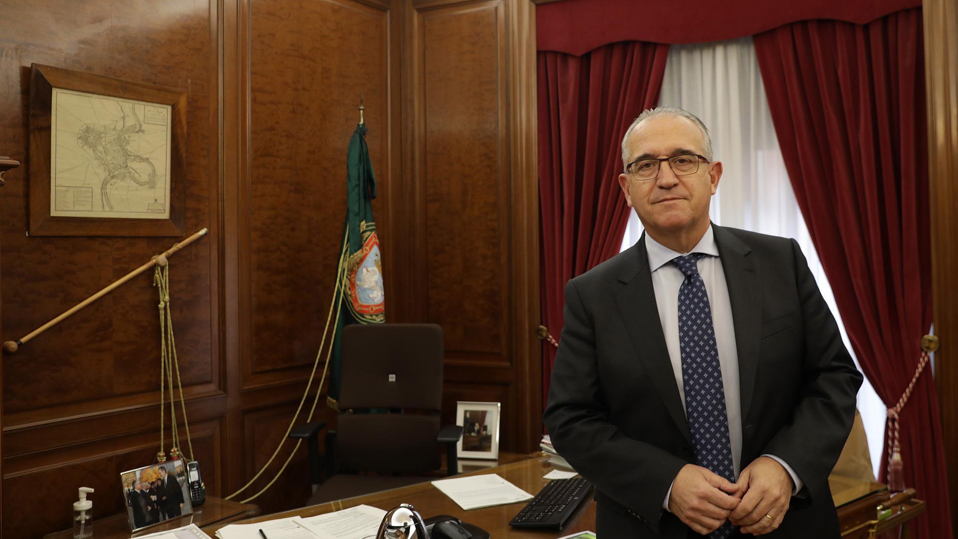 El acalde, en su despacho de la casa consistorial