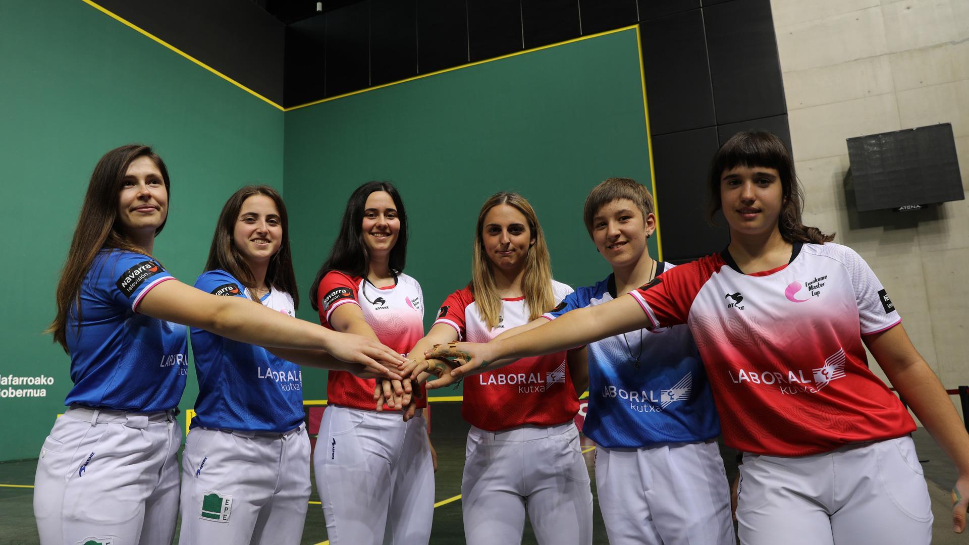 Las finalistas Itxaso Erasun, Miren Larrarte, Nora Mendizabal, Amaia Aldai, la navarra Goiuri Zabaleta y Leire Galeano juntan sus manos en el frontón del Navarra Arena