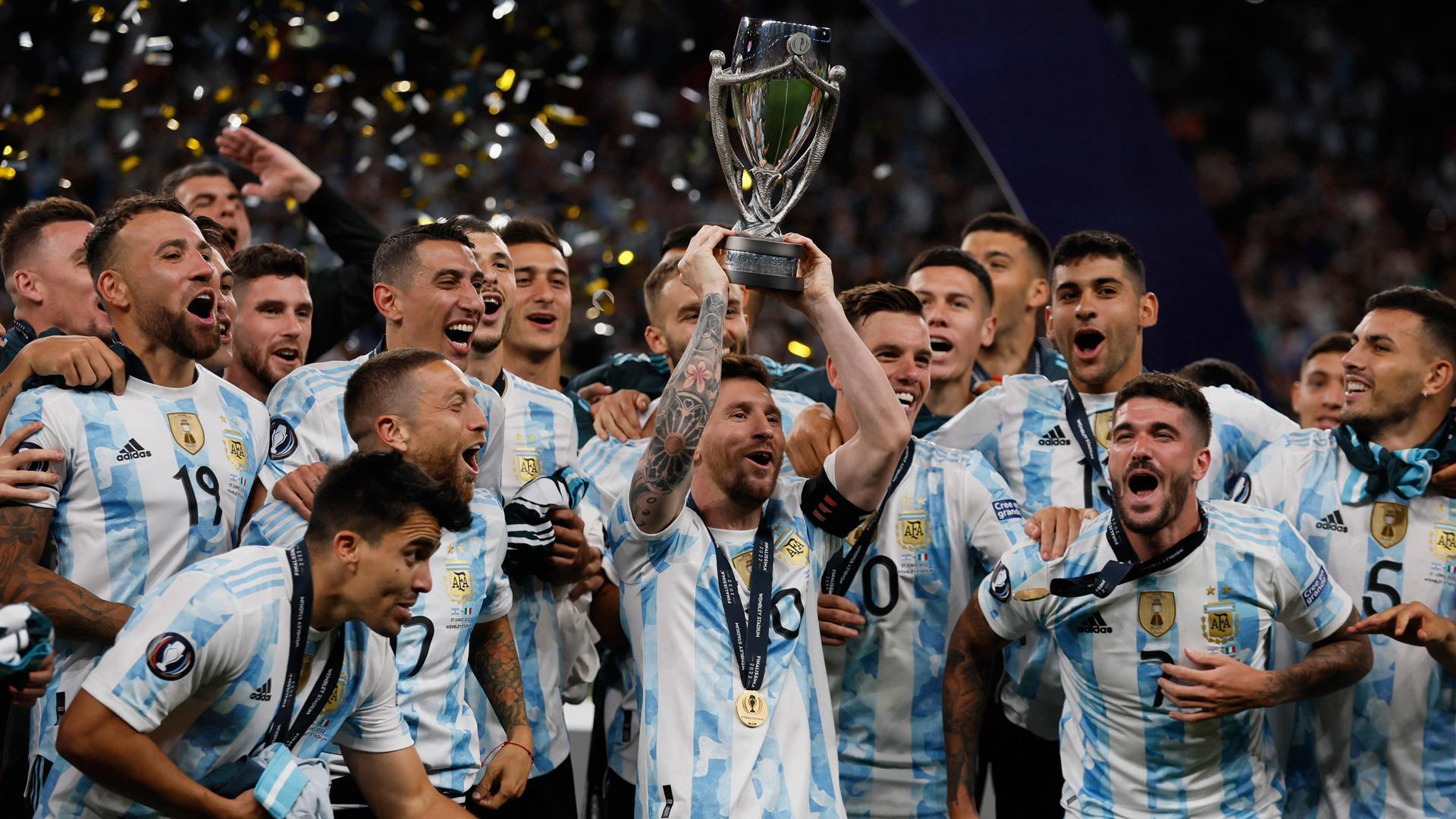 Messi levanta la copa de la 'Finalissima' tras ganar Argentina a Italiz