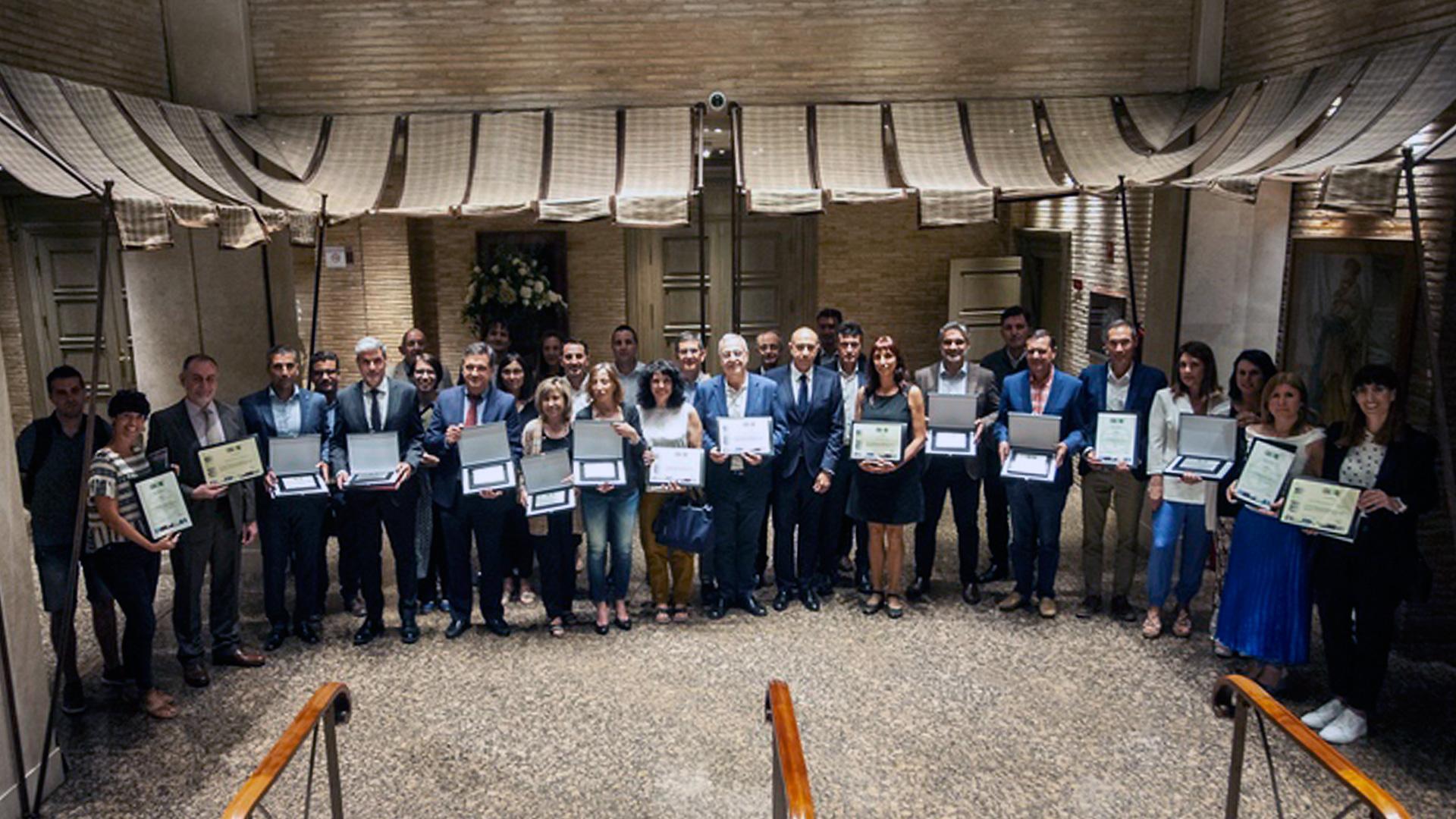 Foto de grupo de las empresas reconocidas en los Premios Anuales a la Gestión de la Seguridad entregados por COASHIQ, la Asociación empresarial para la Seguridad, Higiene y Medio Ambiente en la Industria Química