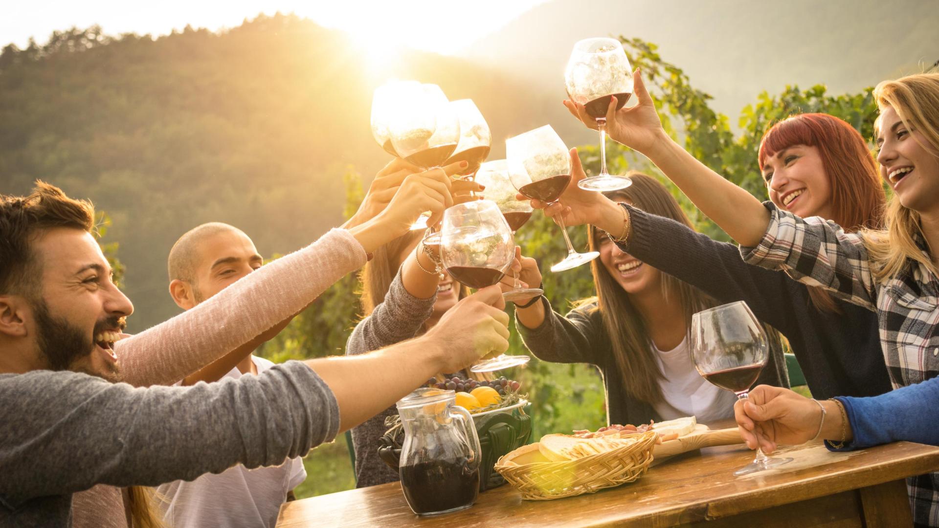 Brindis con vino.