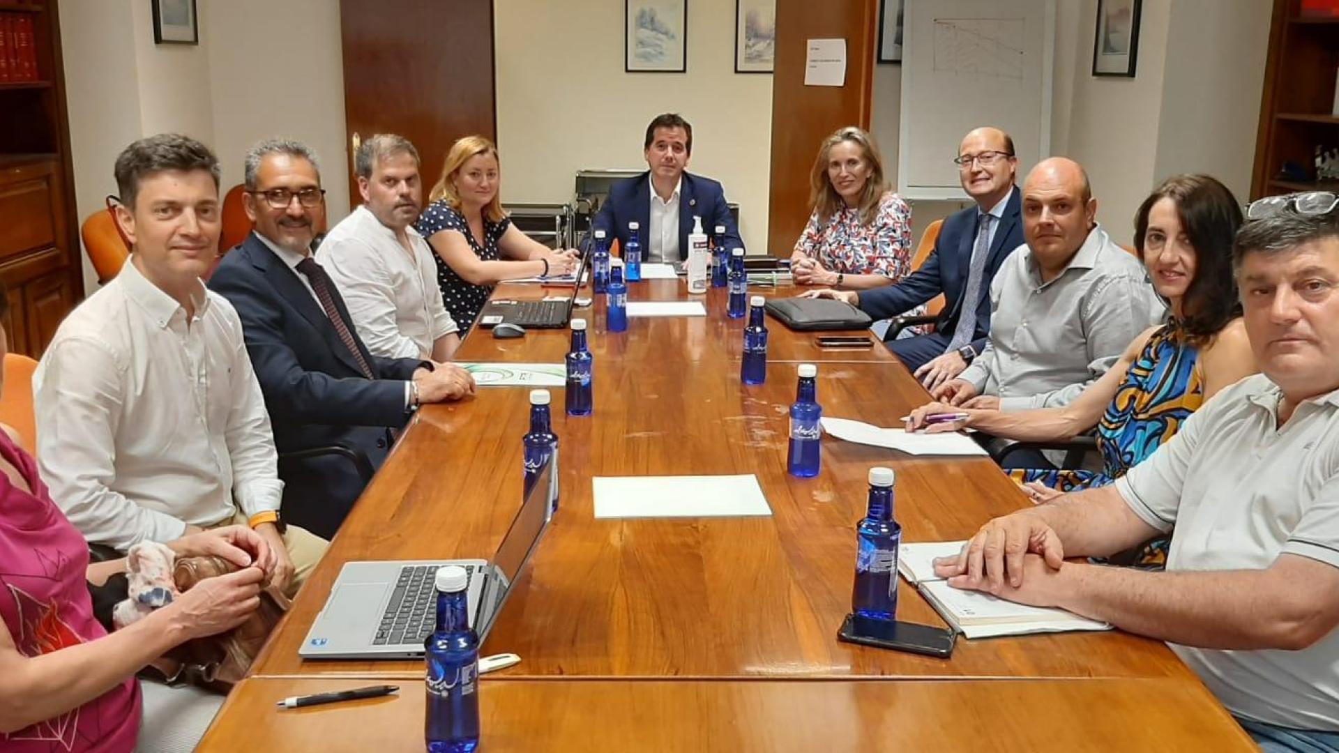 El consejero de Desarrollo Económico y Empresarial, Mikel Irujo, junto a los miembros del Consejo del Trabajo Autónomo de Navarra