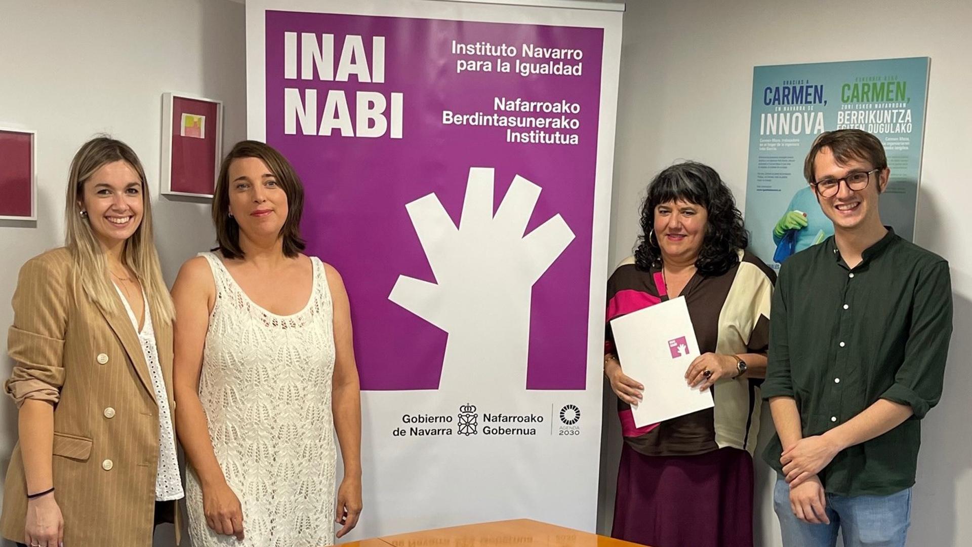 De Izquierda a derecha: Saioa Petrizan, coordinadora de Kattalingune; Maider Iribarren Murillo, miembro de la Junta de Kattalingorri; la directora gerente del INAI, Eva Istúriz y el subdirector de Igualdad LGTBI+, Julen Eneriz