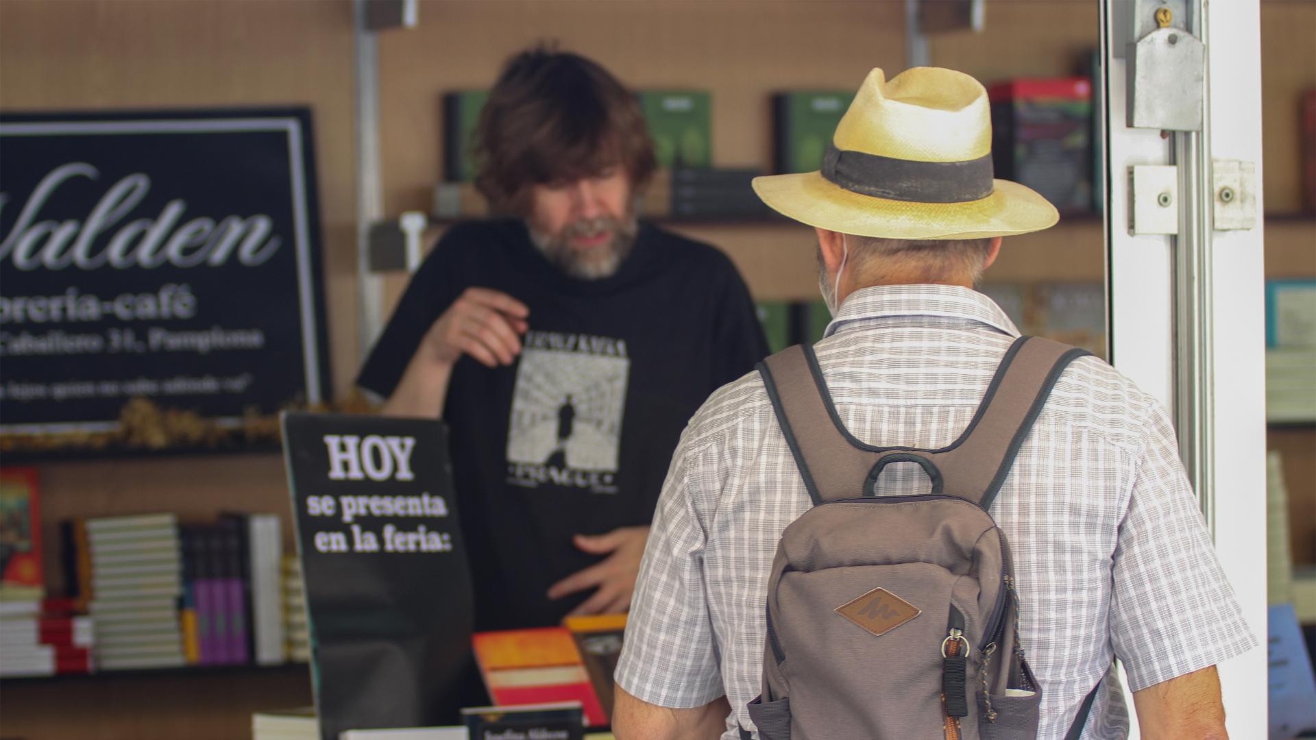 Imagen de un puesto de la feria del libro, en la plaza del Castillo