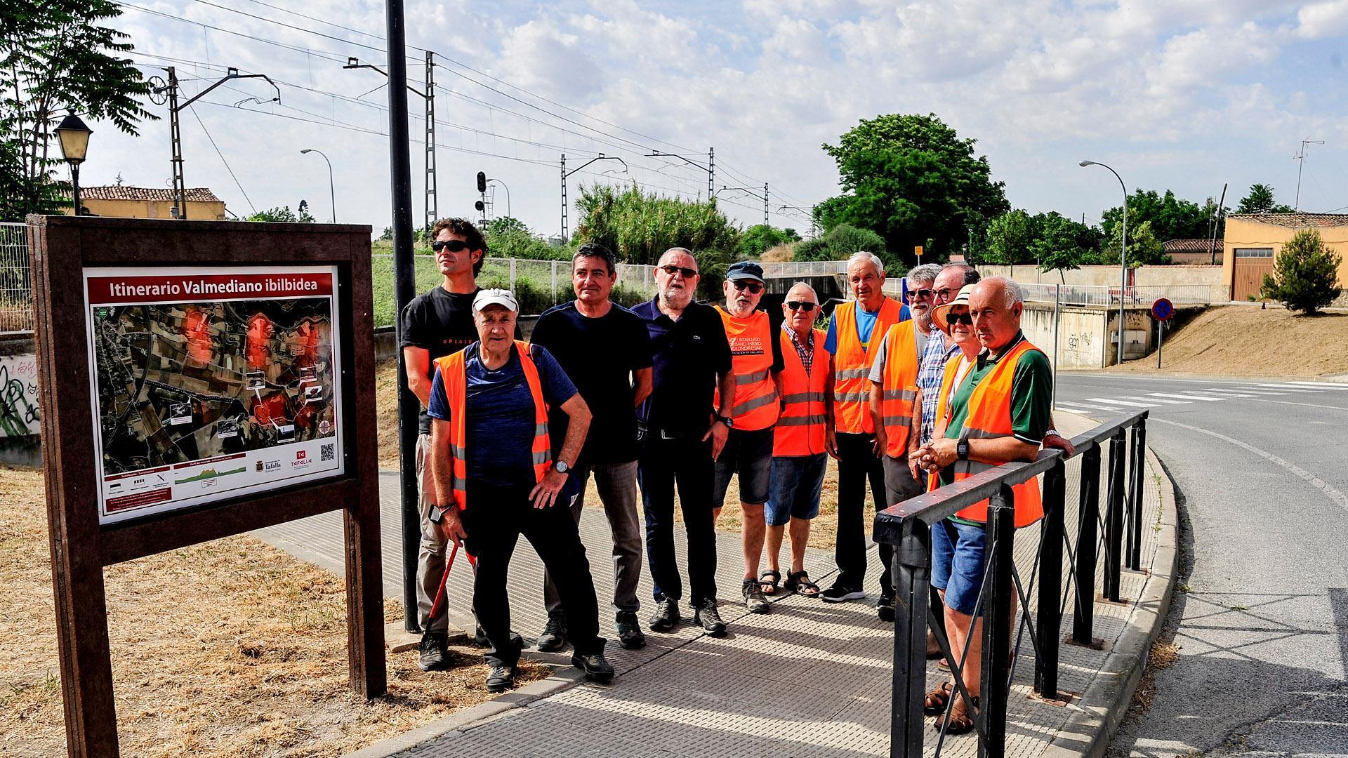 Los voluntarios que han colaborado en la puesta a punto del sendero acudieron a la inauguración.