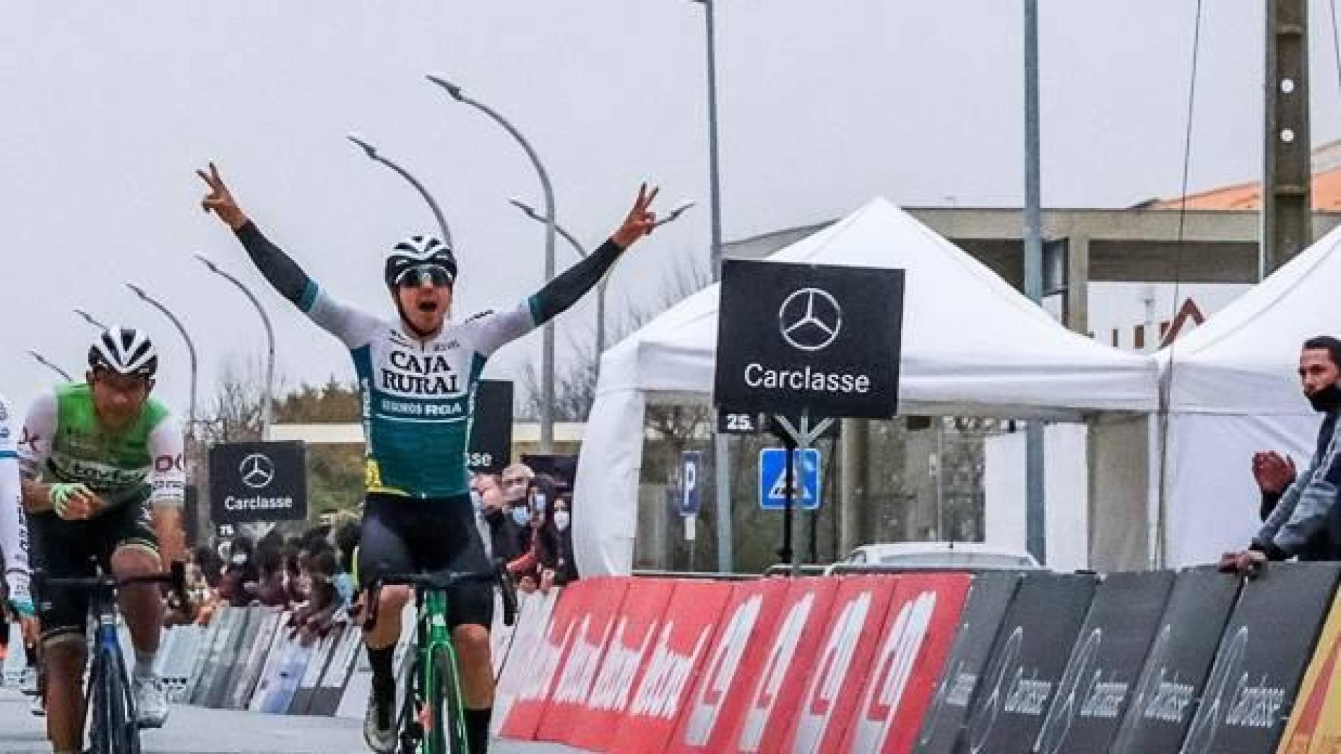 Iúri Leitão, celebrando su primera victoria con el Caja Rural