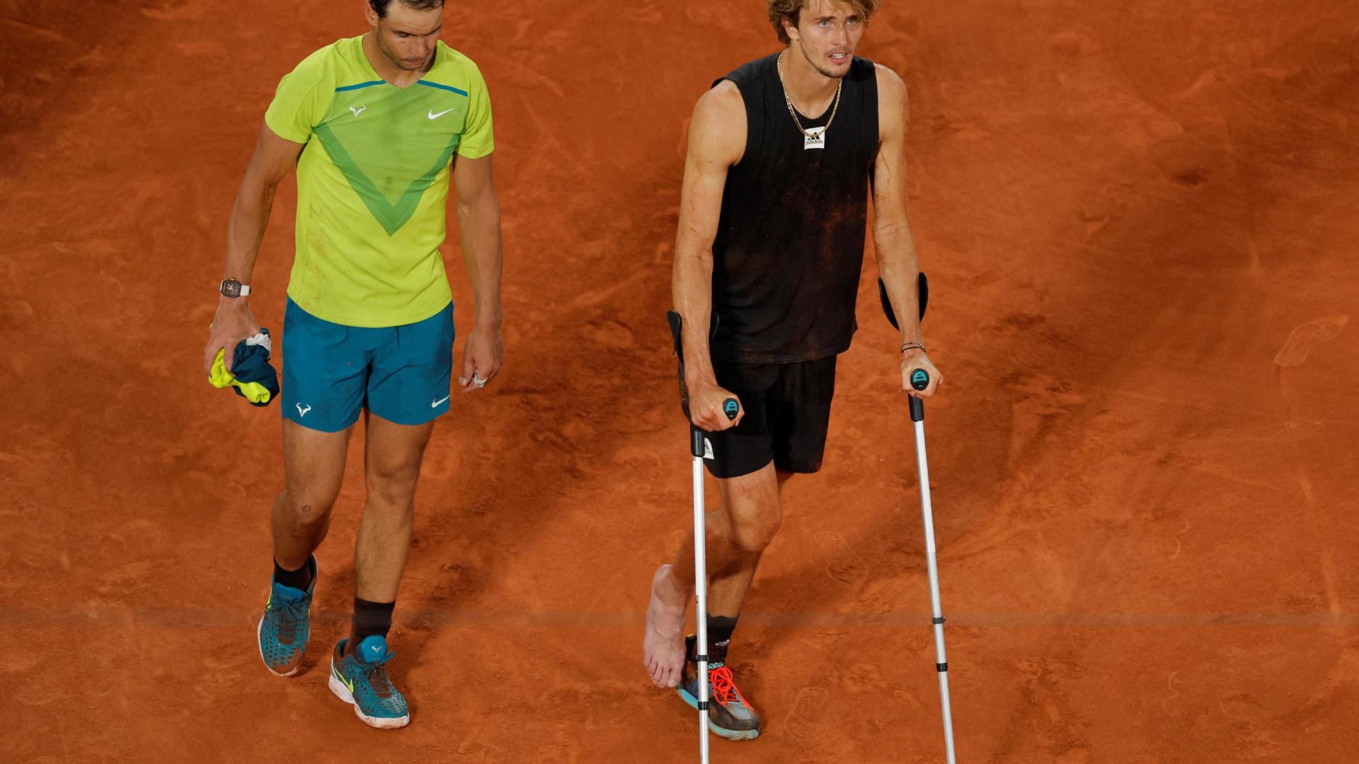 Alexander Zverev se retira de la pista acompañado por Rafa Nadal