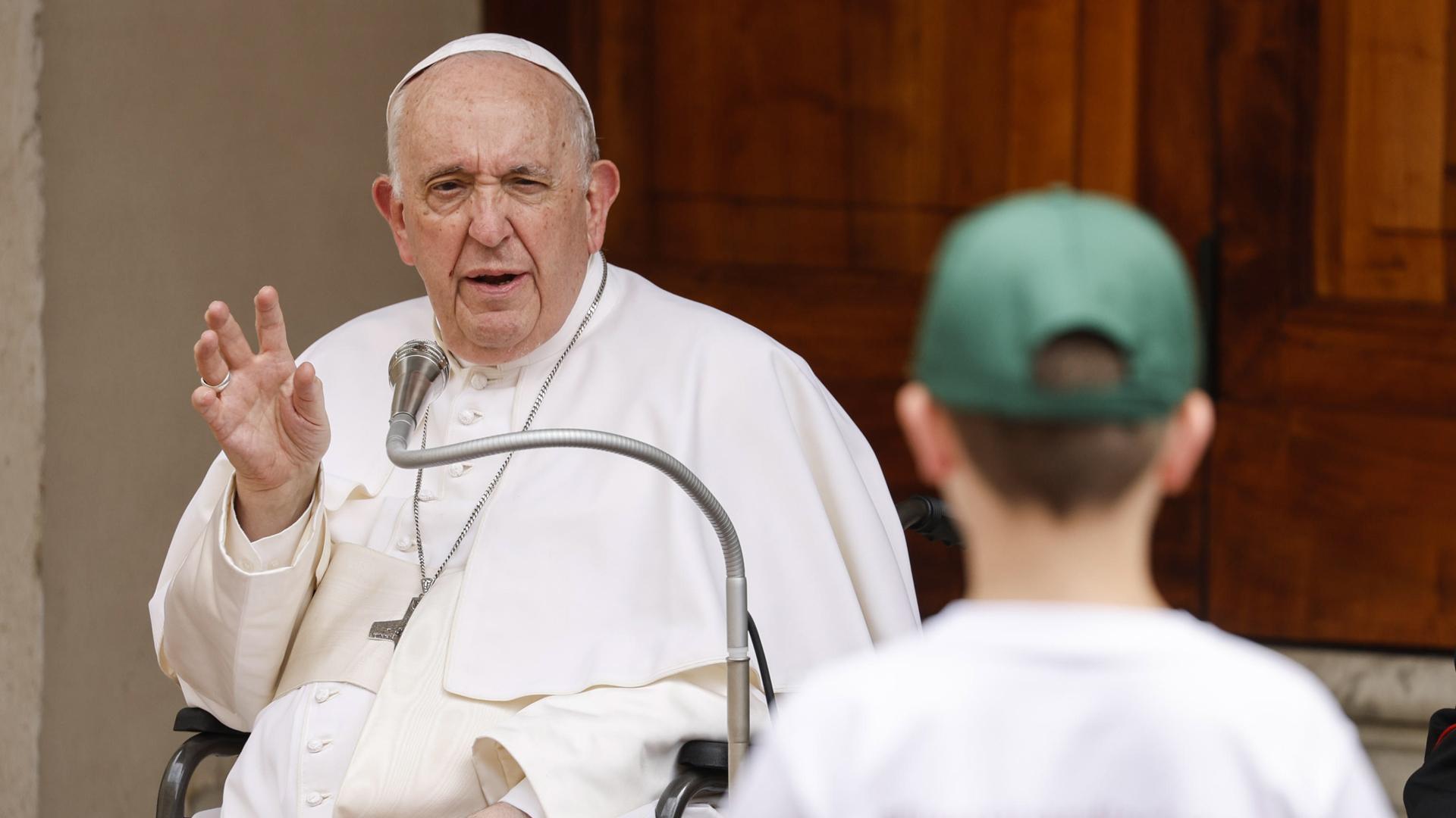El papa Francisco, en el encuentro este sábado con un grupo de jóvenes en el Vaticano