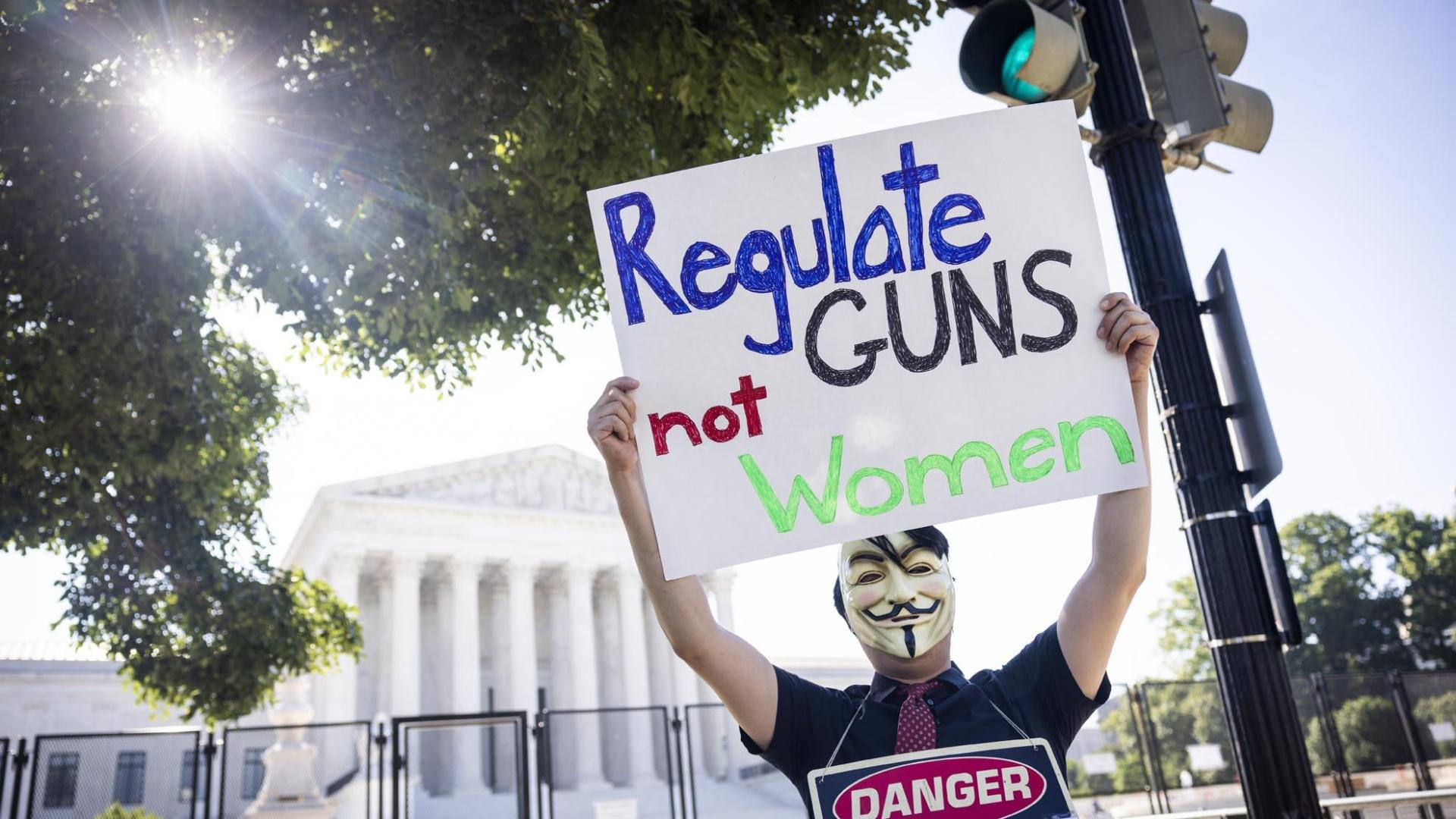 n manifestante muestra una pancarta para apoyar el control de armas en Washington