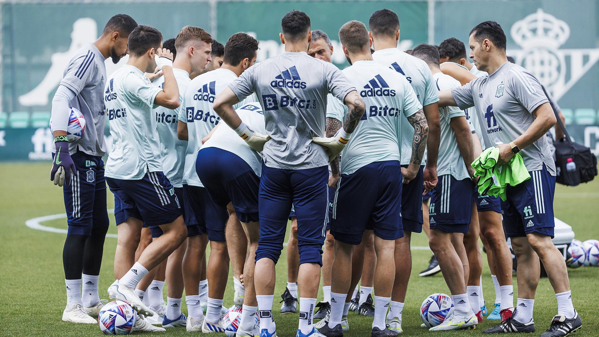 Los jugadores de la selección española de fútbol recogen petos durante un entrenamiento en Sevilla