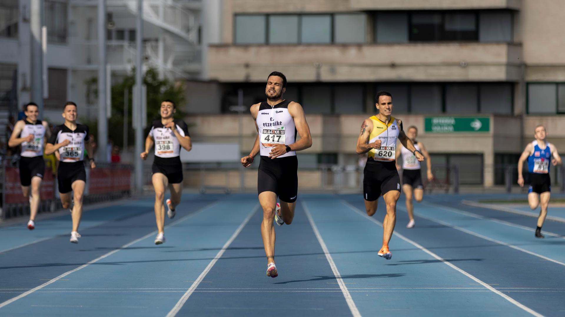 Iñigo Pérez se impuso con autoridad en los 400 m. El internacional hispano-hondureño hará hoy doblete en el 200
