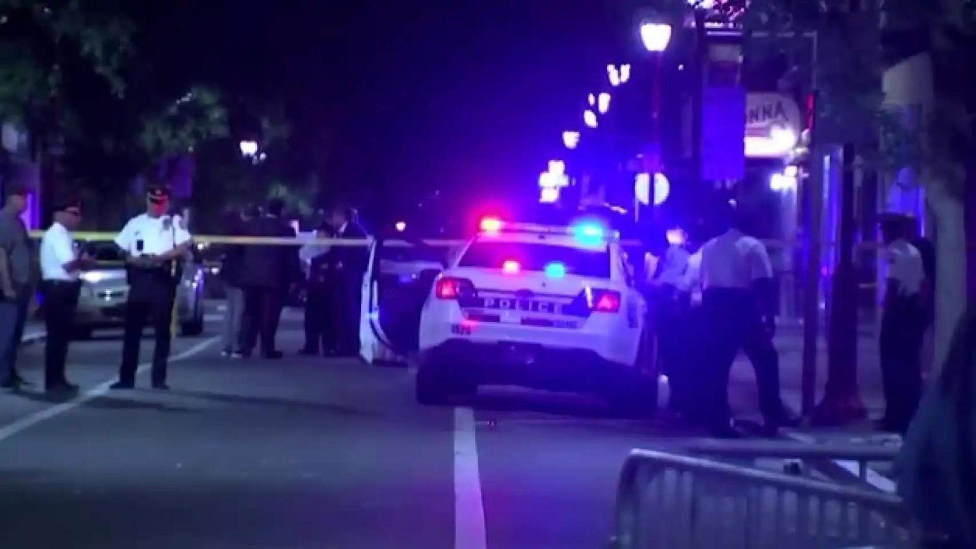 Agentes de la policía de Filadelfia, en el lugar donde se ha producido el tiroteo