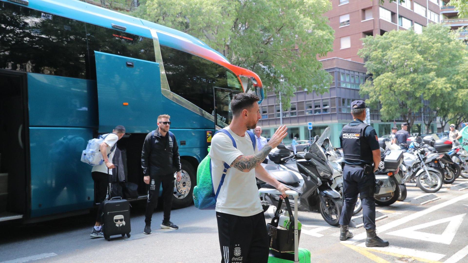 Messi saluda a los aficionados a su llegada al hotel Tres Reyes de Pamplona