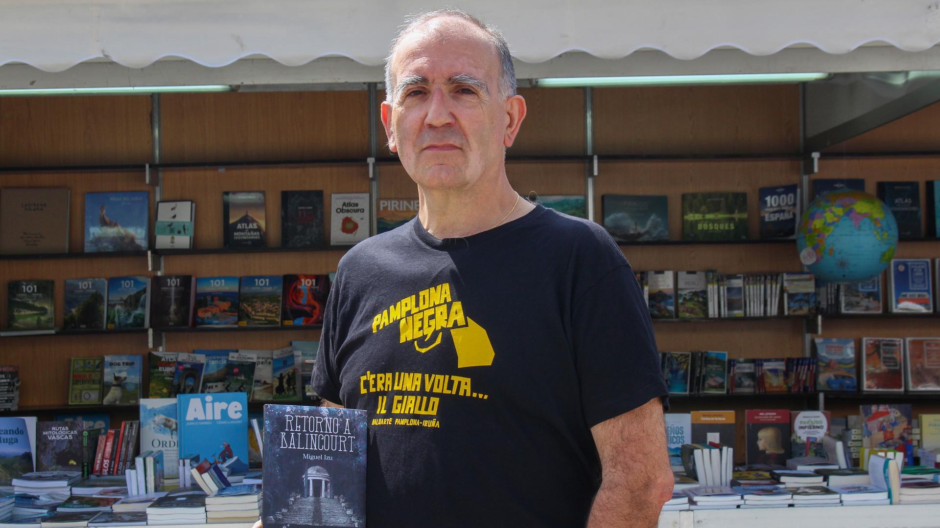 Miguel Izu, con un ejemplar de su novela 'Retorno a Balincourt'