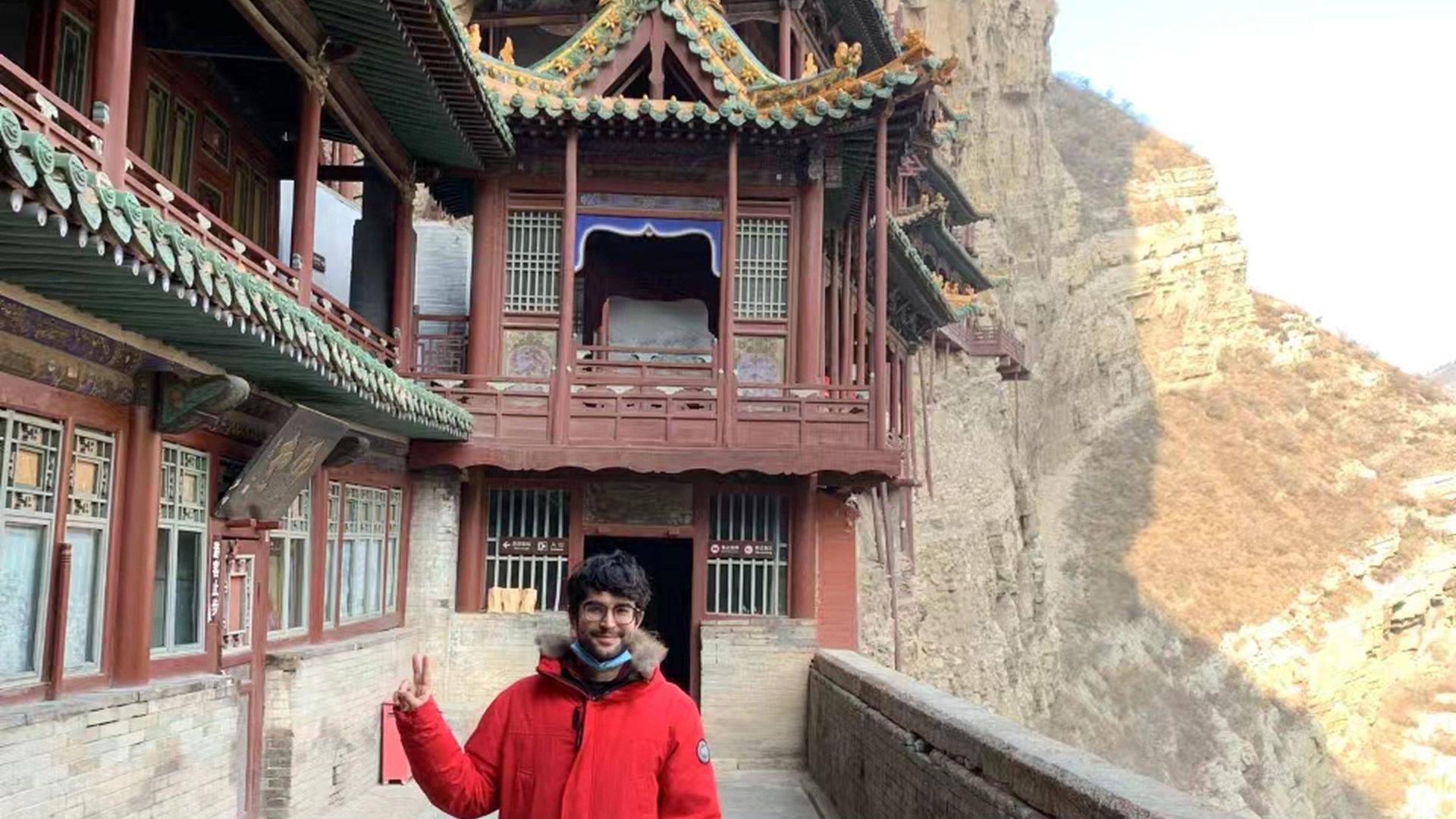 Guillermo San Vicente Frias posa en Datong, provincia de Shanxi, en el templo colgante