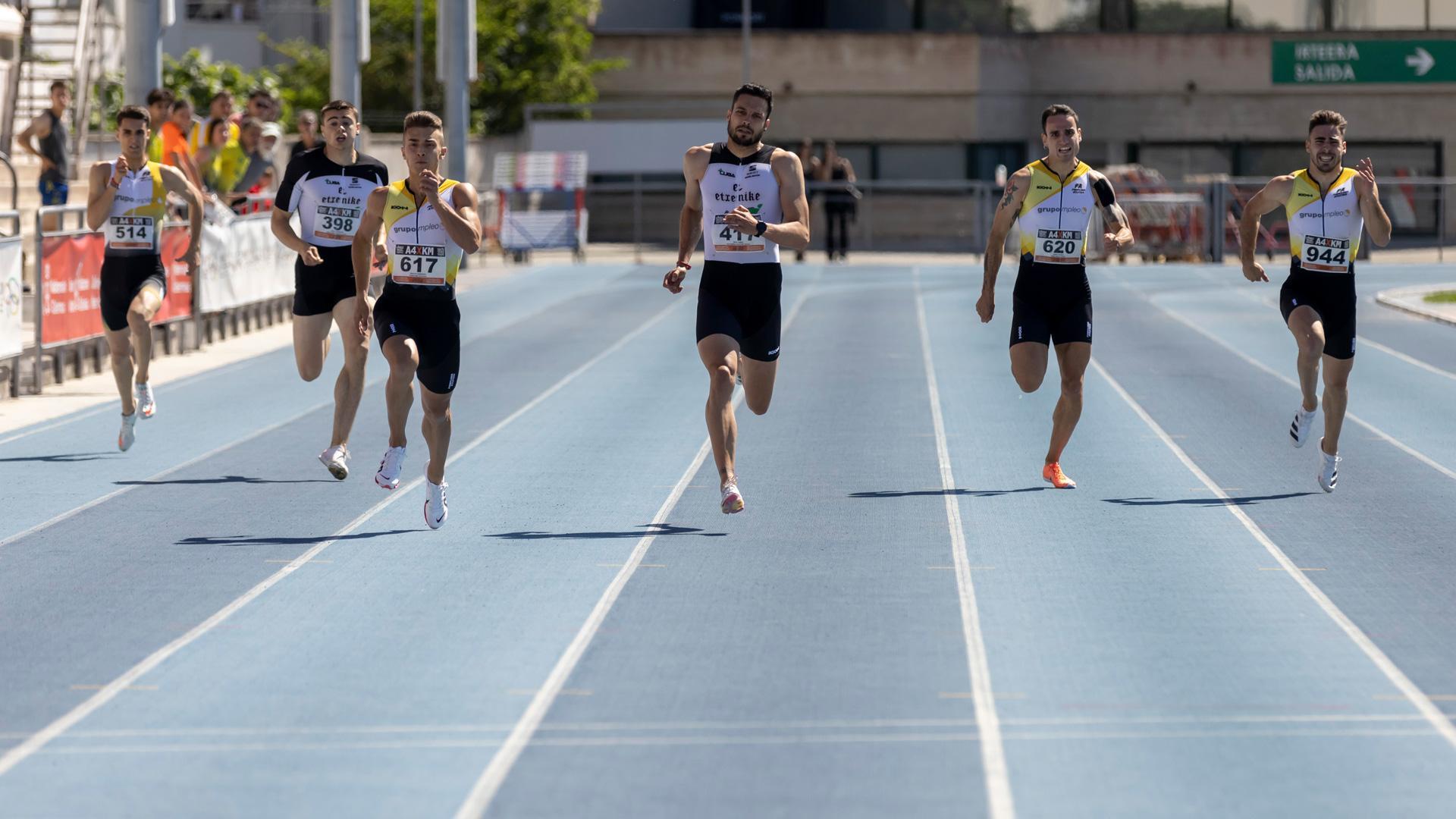 Participantes en la carrera de 200m en Larrabide