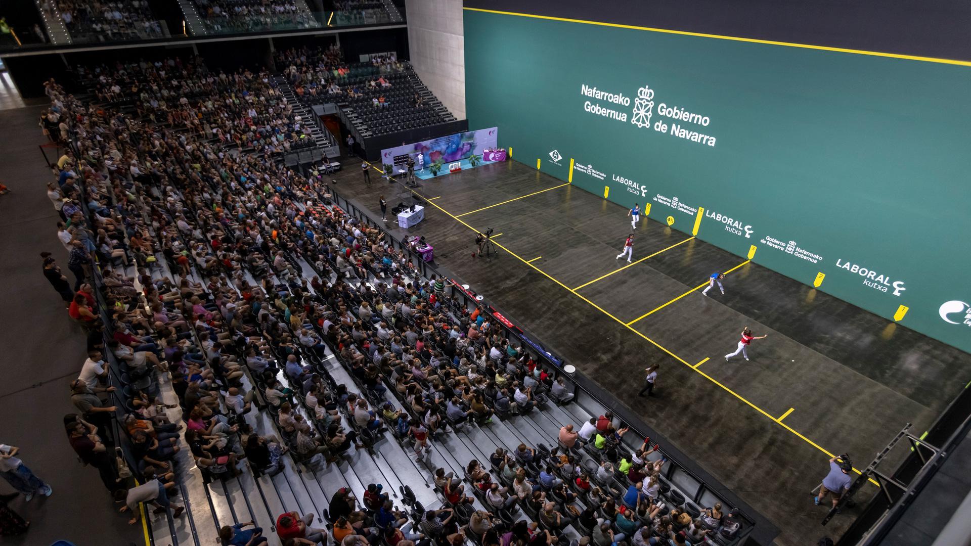Una vista panorámica del frontón del Navarra Arena en un lance de las finales de parejas del Torneo Comunidad Foral