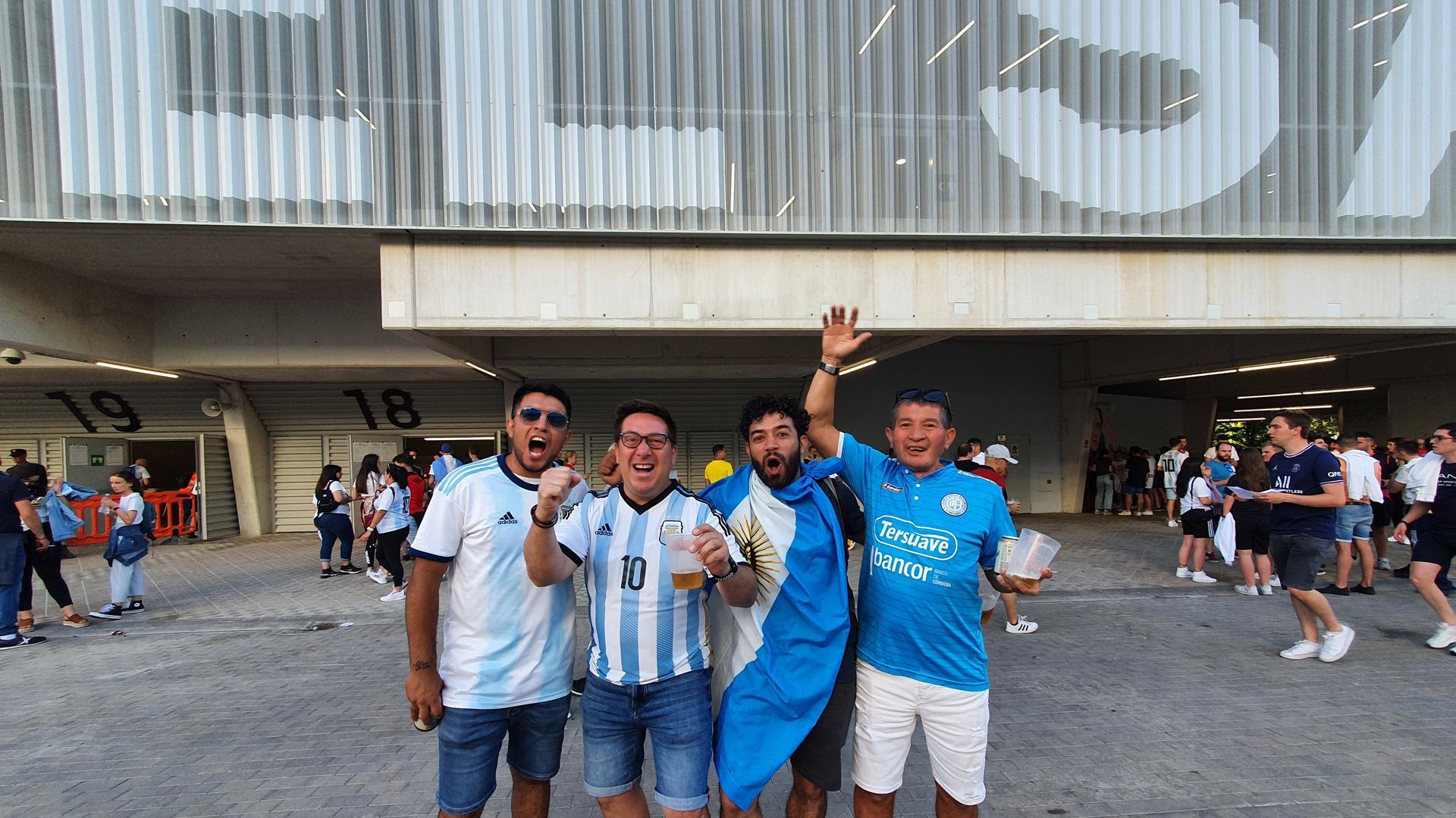 Matías Pucheta, Matías Herrera, Roque Herrera y Diego Junco, aficionados argentinos antes de entrar a El Sadar